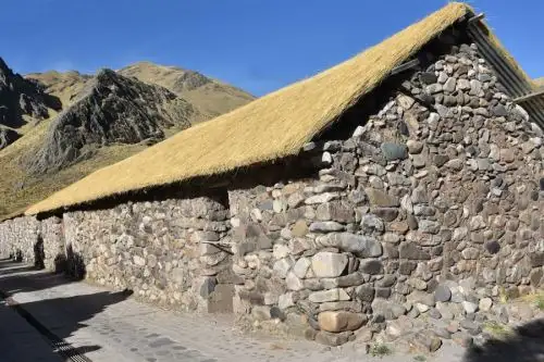 Con el propósito de mejorar el ornato y fomentar el turismo en el distrito de Sibayo, en la provincia arequipeña de Caylloma, un total de 55 viviendas dedicadas al turismo rural comunitario fueron restauradas por la municipalidad provincial de Caylloma y la Autoridad Autónoma del Colca y Anexos (Autocolca).