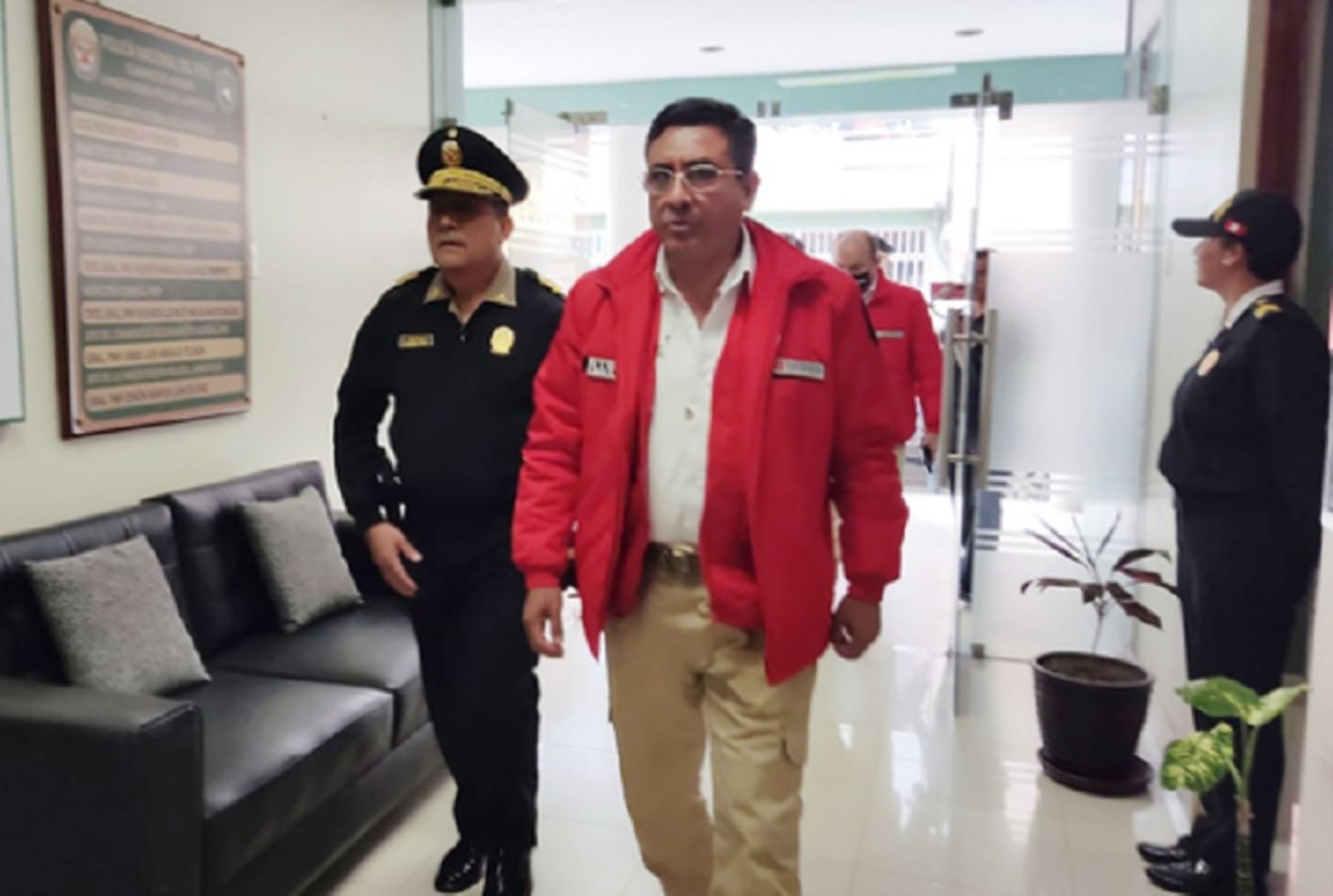 El ministro del Interior, Willy Huerta Olivas, visitó hoy la región Lambayeque para coordinar, verificar y supervisar la aplicación de las políticas de seguridad ciudadana implementadas en favor de la seguridad ciudadana en esta zona del país.
