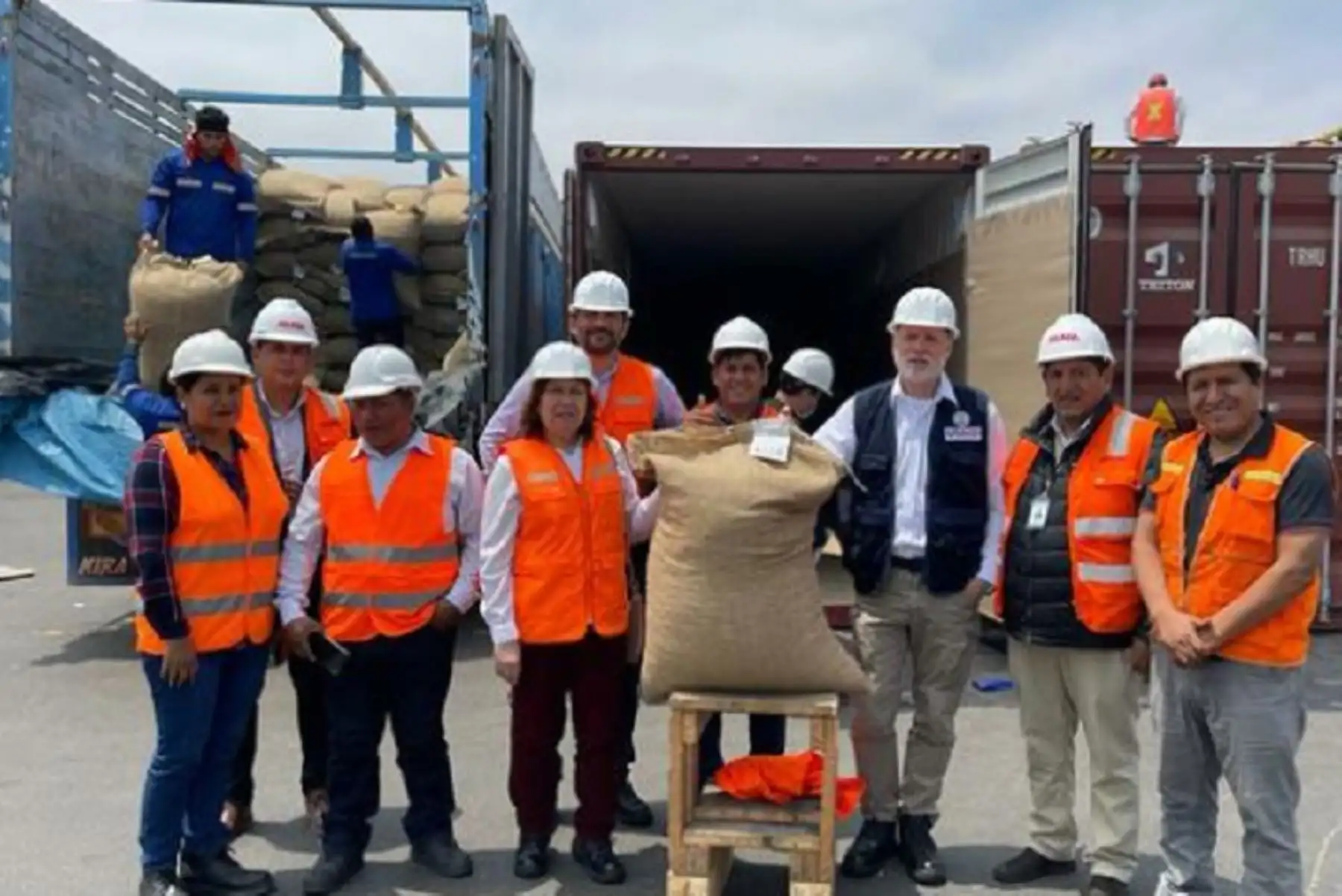 la Asociación de Productores Agrarios Naylamp de Sonomoro (APANS), del distrito de Pangoa (Junín), asistida por la Comisión Nacional para el Desarrollo y Vida sin Drogas (Devida), comercializará 150 toneladas de cacao orgánico por un valor total de más de 443,000 dólares. Este producto tiene como destino Ámsterdam, Países Bajos.