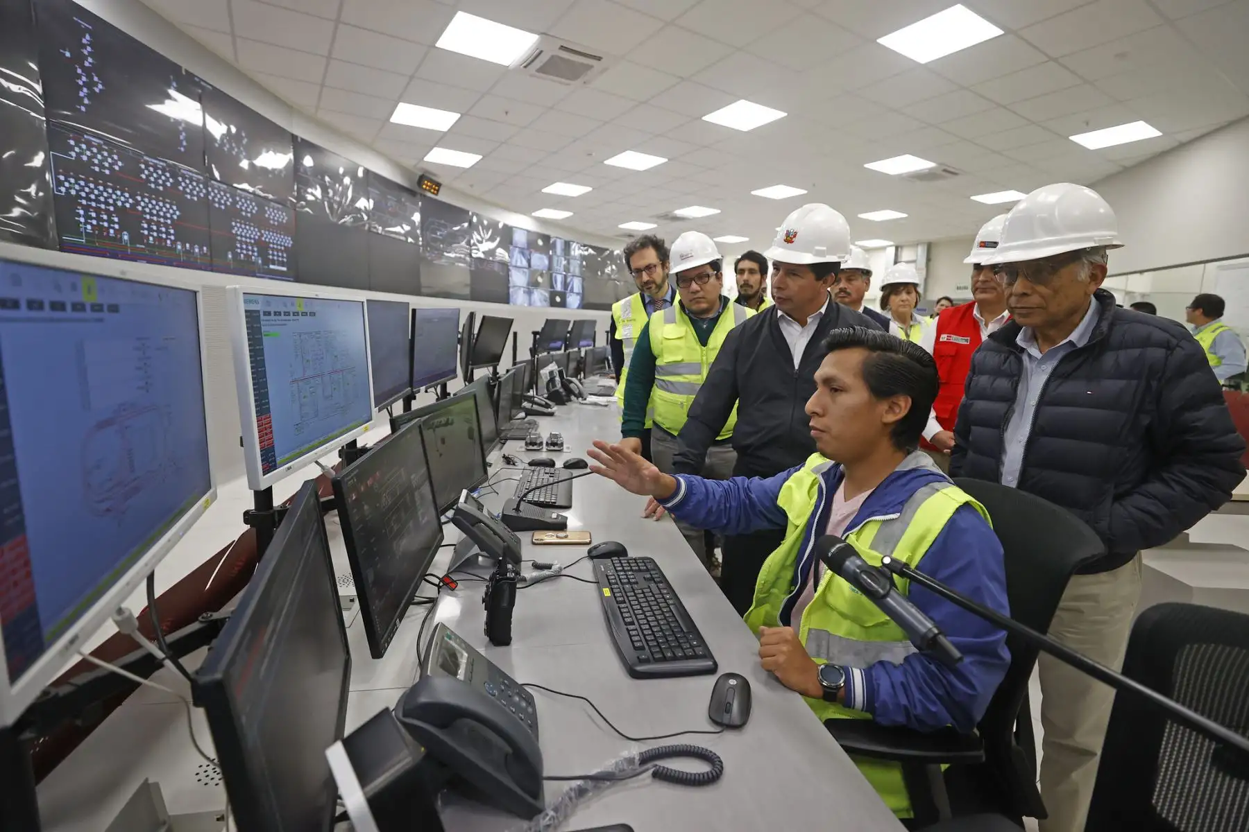 El presidente de la República, Pedro Castillo, supervisa avances en la Línea 2 del Metro de Lima, en Santa Anita. Foto: ANDINA/Prensa Presidencia