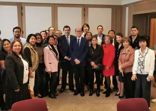 Canciller César Landa se reunió con peruanos en Francia.