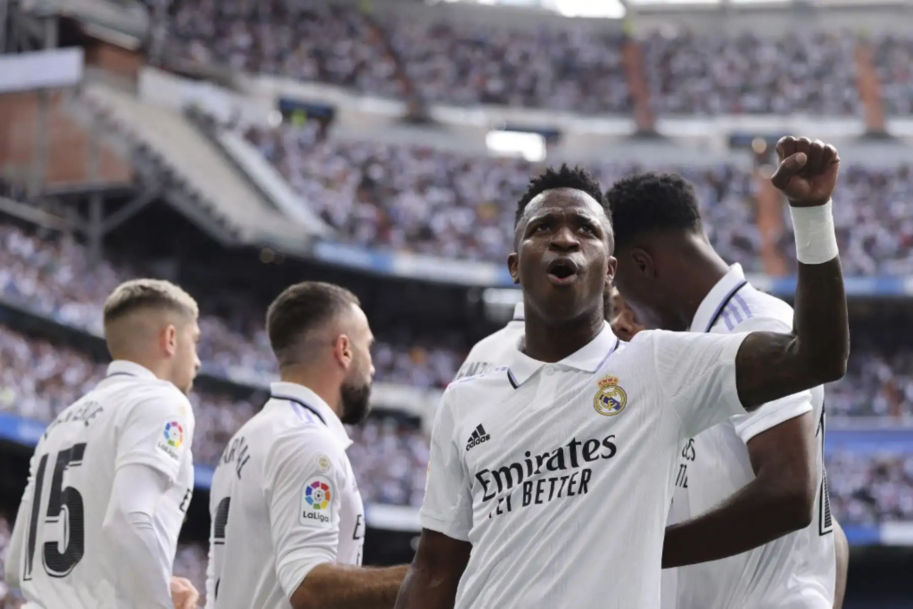 El delantero brasileño del Real Madrid Vinicius Junior celebra durante el partido de fútbol de la Liga española entre el Real Madrid CF y el FC Barcelona en el estadio Santiago Bernabeu de Madrid.

Foto: AFP