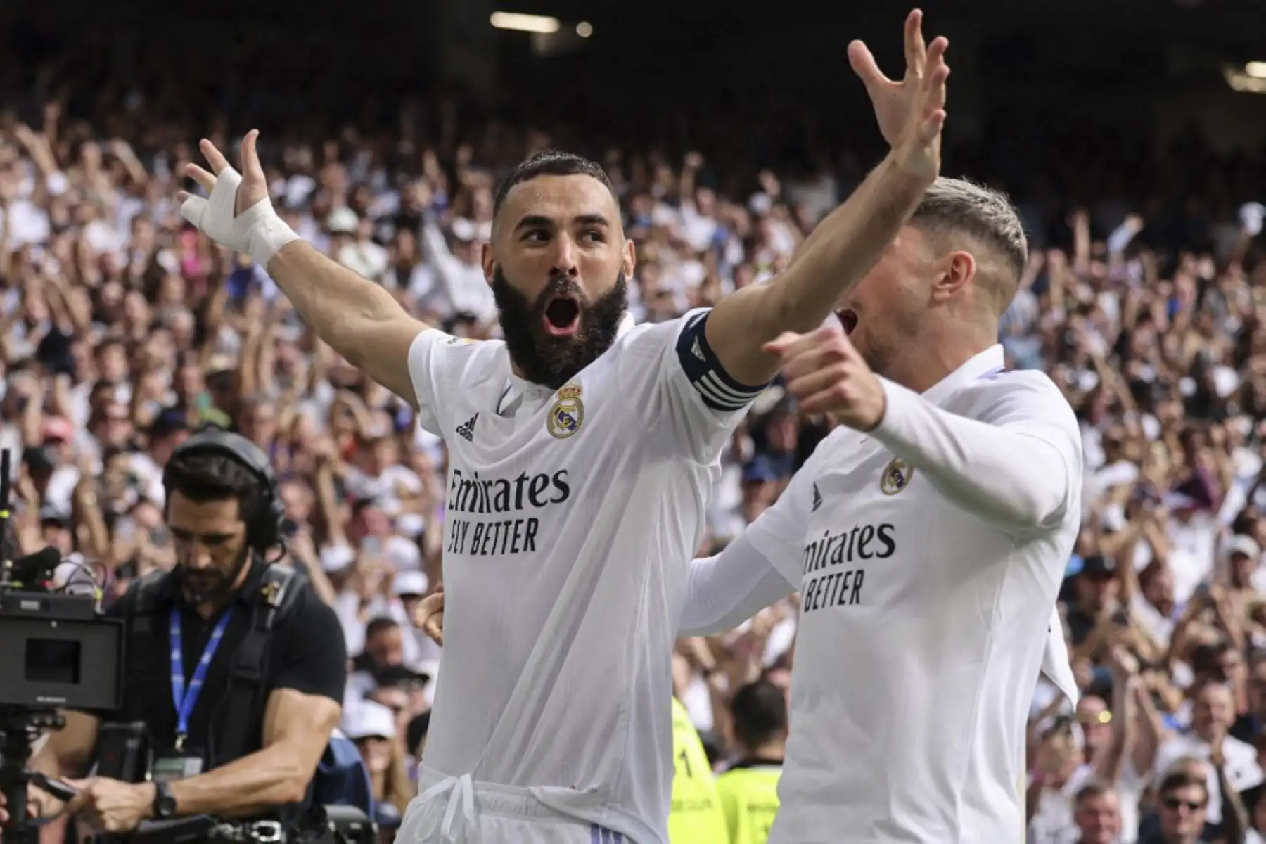 El delantero francés del Real Madrid, Karim Benzema, celebra después de marcar el primer gol de su equipo durante el partido de fútbol de la Liga española entre el Real Madrid CF y el FC Barcelona en el estadio Santiago Bernabéu de Madrid

Foto: AFP