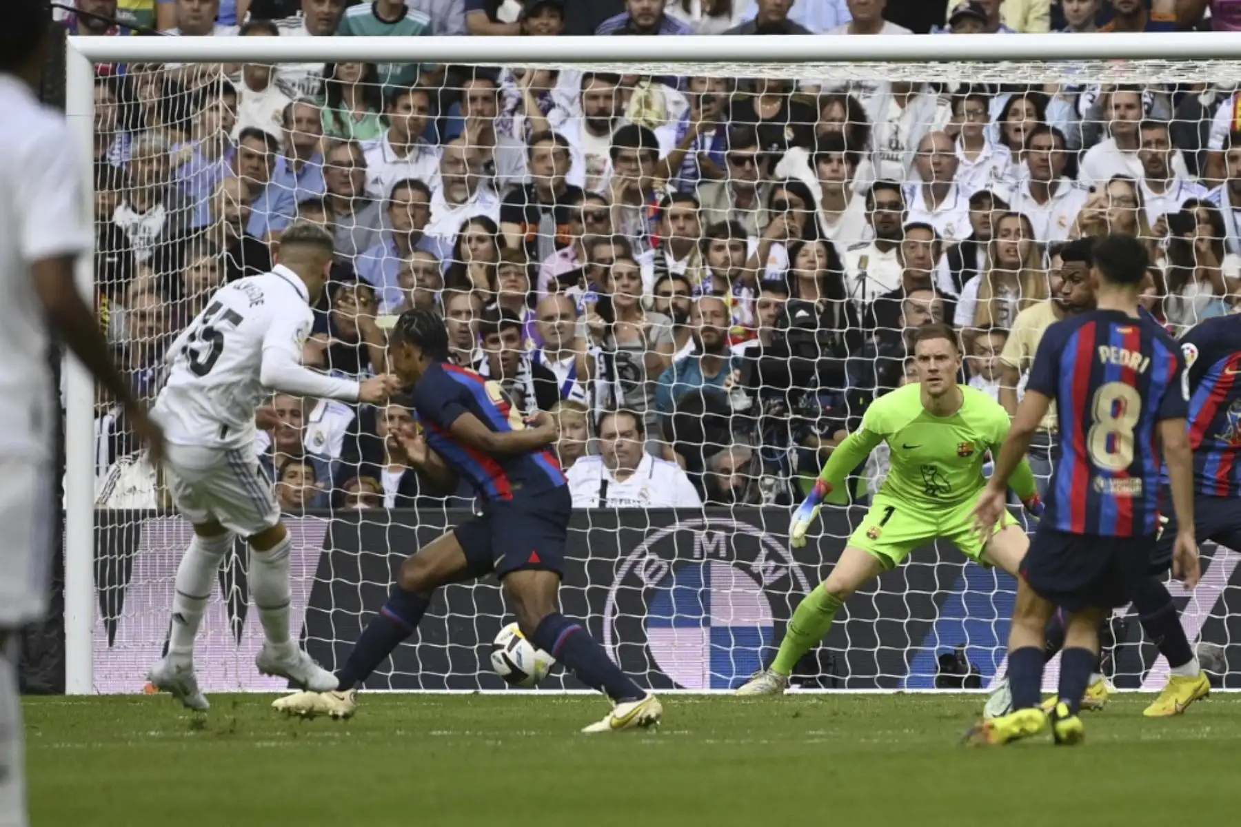 El mediocampista uruguayo del Real Madrid Federico Valverde (L) anota el segundo gol de su equipo durante el partido de fútbol de la Liga española entre el Real Madrid CF y el FC Barcelona en el estadio Santiago Bernabeu.

Foto: AFP