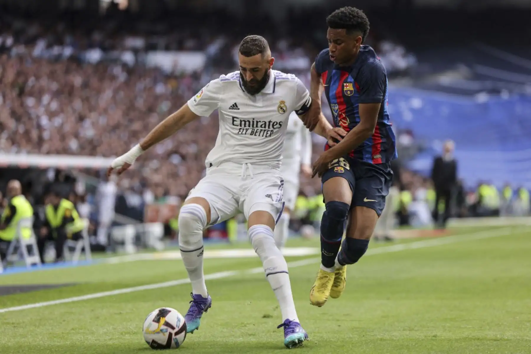 El delantero francés del Real Madrid Karim Benzema (L) lucha por el balón con el defensa español del Barcelona Alejandro Balde durante el partido de fútbol de la Liga española entre el Real Madrid CF y el FC Barcelona en el estadio Santiago Bernabeu.

Foto: AFP