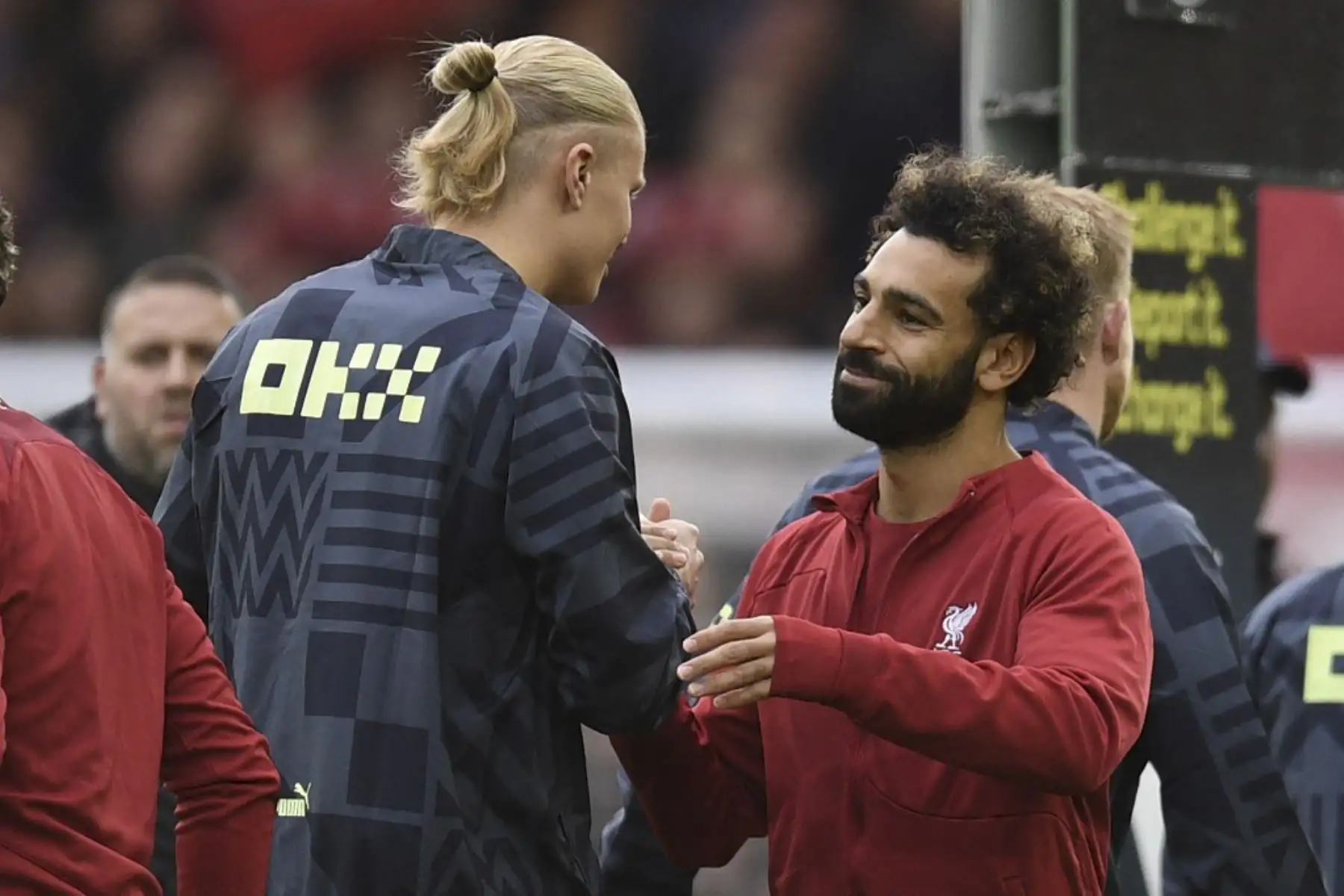 El delantero noruego del Manchester City, Erling Haaland (izquierda), y el delantero egipcio del Liverpool, Mohamed Salah (derecha), se saludan antes del partido de fútbol de la Premier League inglesa entre el Liverpool y el Manchester City en Anfield, Liverpool,

Foto: AFP