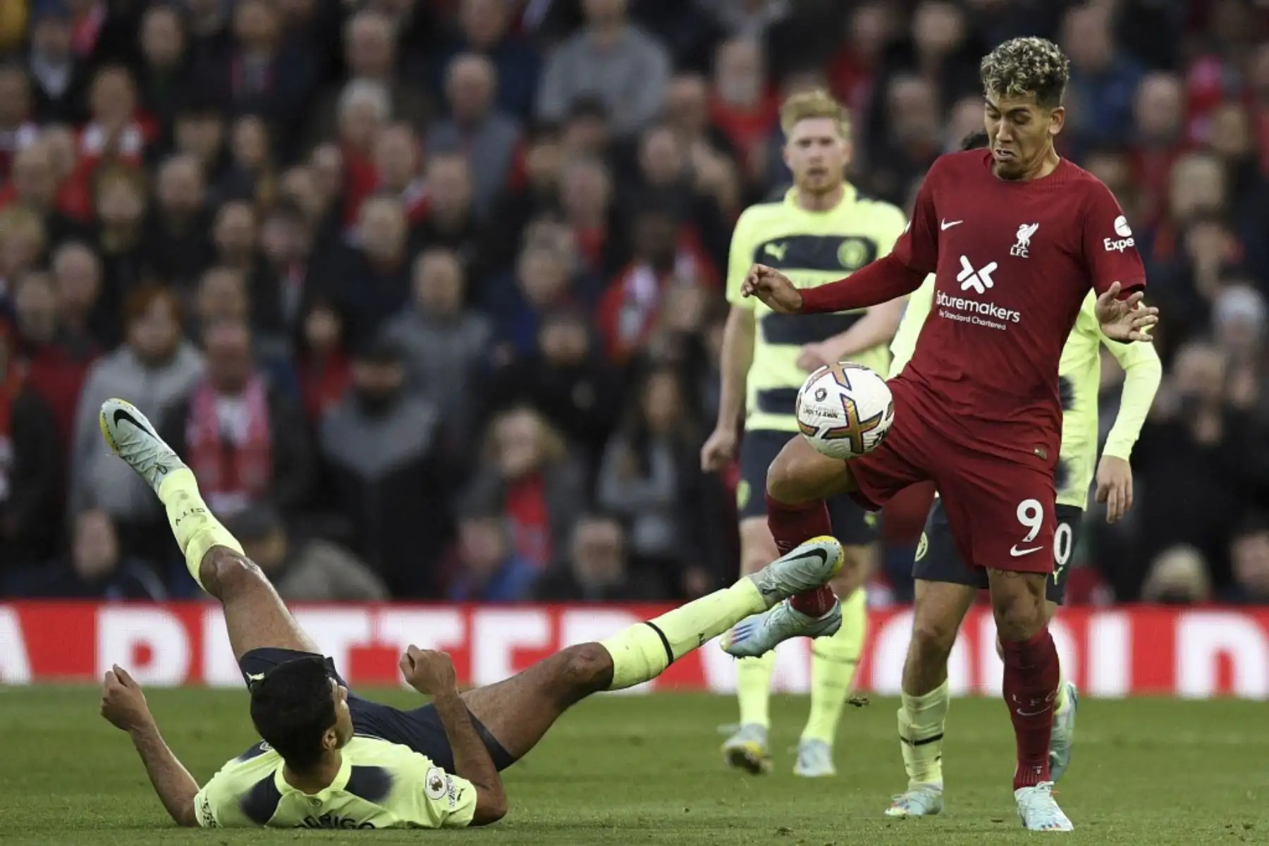El centrocampista español del Manchester City, Rodri (L), compite con el delantero brasileño del Liverpool, Roberto Firmino (R), durante el partido de fútbol de la Premier League inglesa entre el Liverpool y el Manchester City en Anfield en Liverpool.

Foto: AFP