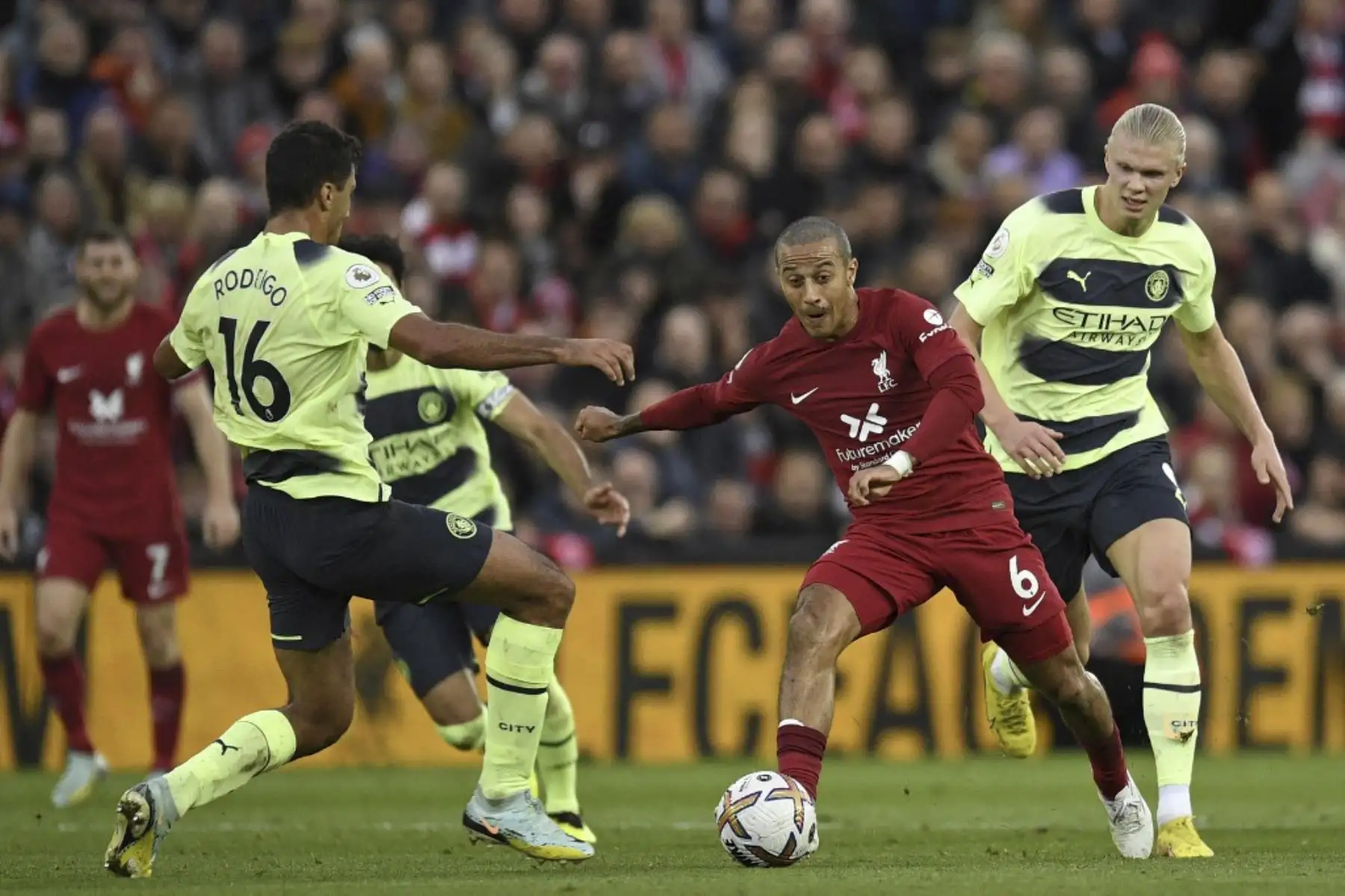 El centrocampista español del Liverpool, Thiago Alcantara (2do R), compite con el centrocampista español del Manchester City, Rodri (L) durante el partido de fútbol de la Premier League inglesa entre el Liverpool y el Manchester City en Anfield en Liverpool.

Foto: AFP