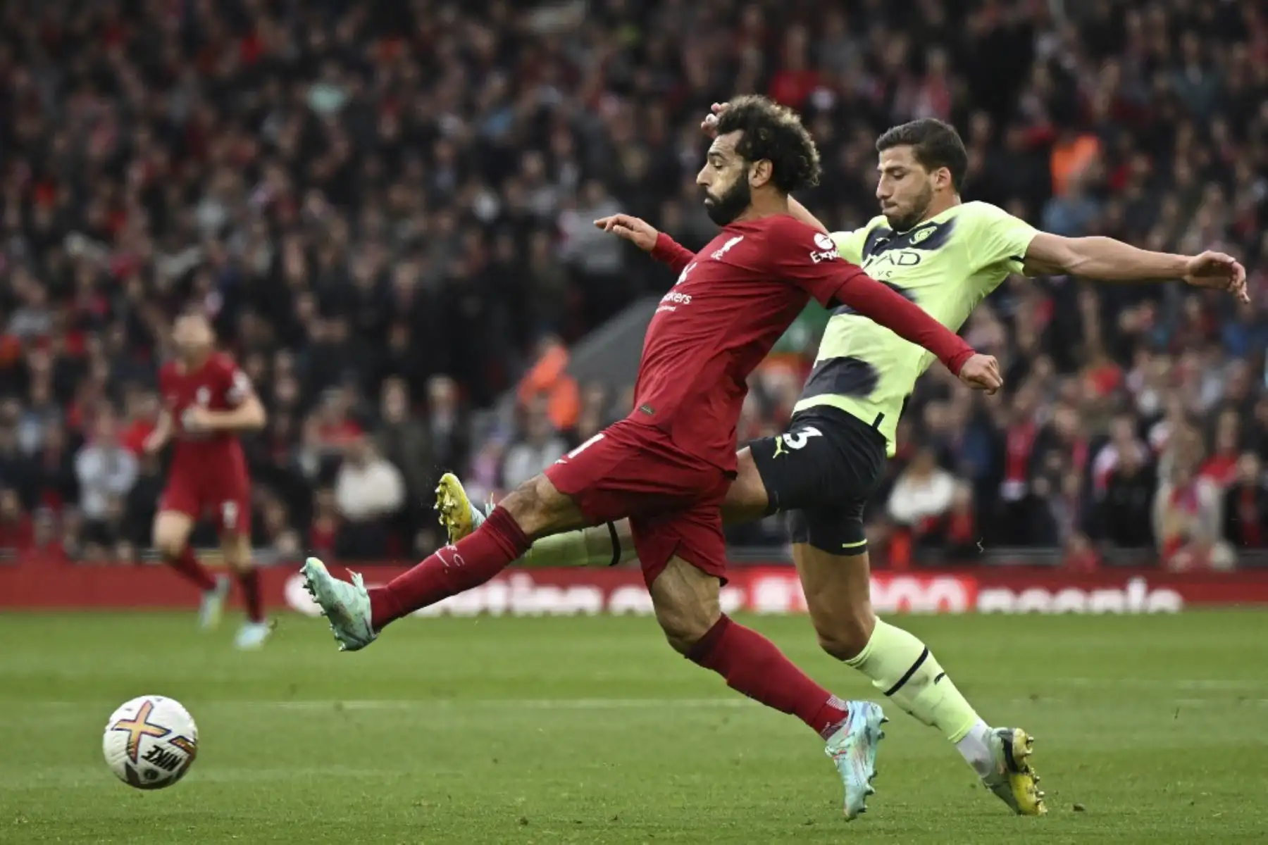 El delantero egipcio del Liverpool Mohamed Salah (L) compite con el defensor portugués del Manchester City Ruben Dias (R) durante el partido de fútbol de la Premier League inglesa entre el Liverpool y el Manchester City en Anfield en Liverpool.

Foto: AFP