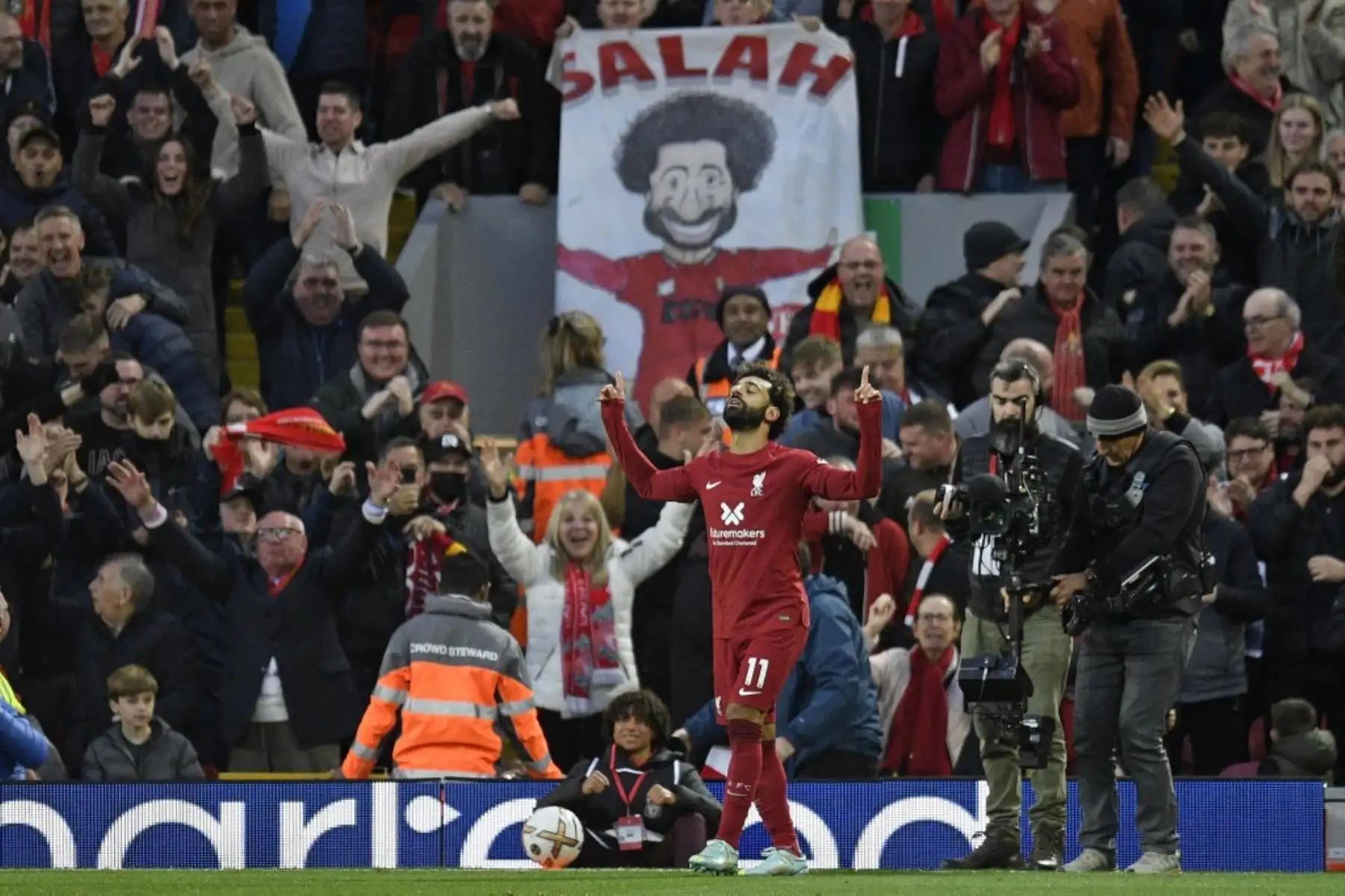 El delantero egipcio del Liverpool Mohamed Salah (C) celebra después de marcar el gol de apertura durante el partido de fútbol de la Premier League inglesa entre el Liverpool y el Manchester City en Anfield en Liverpool.

Foto:AFP