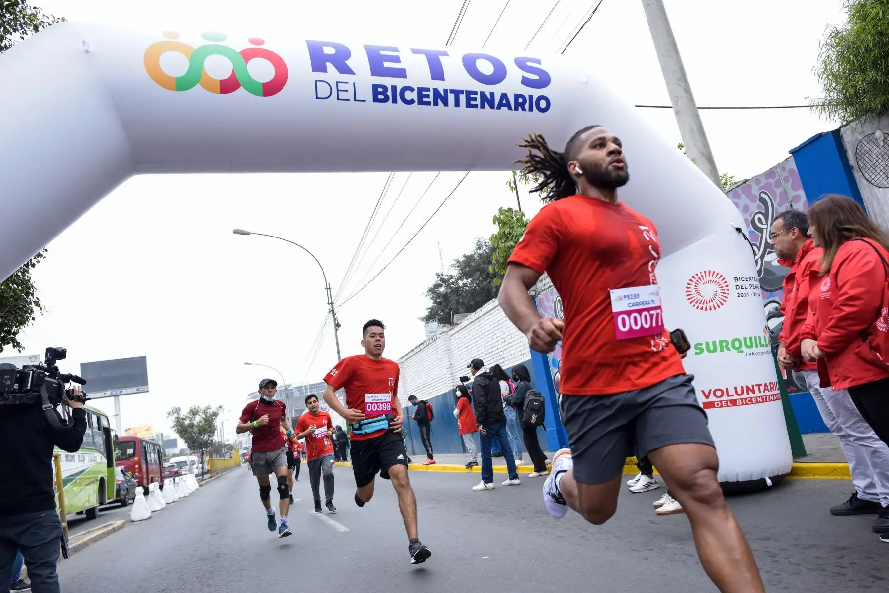 El Proyecto Especial Bicentenario del Ministerio de Cultura y la Municipalidad de Surquillo realizaron la carrera 7K para apoyar a las ollas comunes del distrito, en el marco del Día Mundial de la Alimentación. Se recolectó más de una tonelada de alimentos no perecibles. Foto: Perú Bicentenario