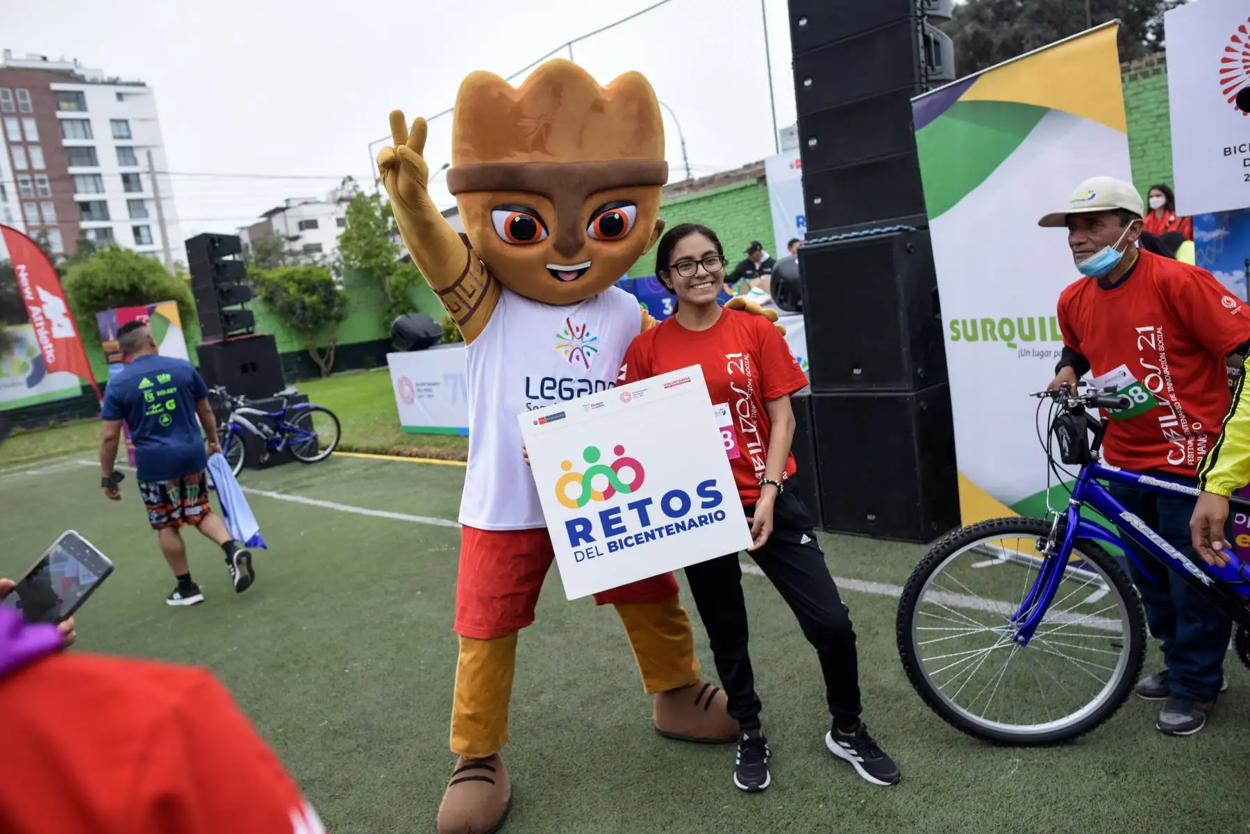 El Proyecto Especial Bicentenario del Ministerio de Cultura y la Municipalidad de Surquillo realizaron la carrera 7K para apoyar a las ollas comunes del distrito, en el marco del Día Mundial de la Alimentación. Se recolectó más de una tonelada de alimentos no perecibles. Foto: Perú Bicentenario