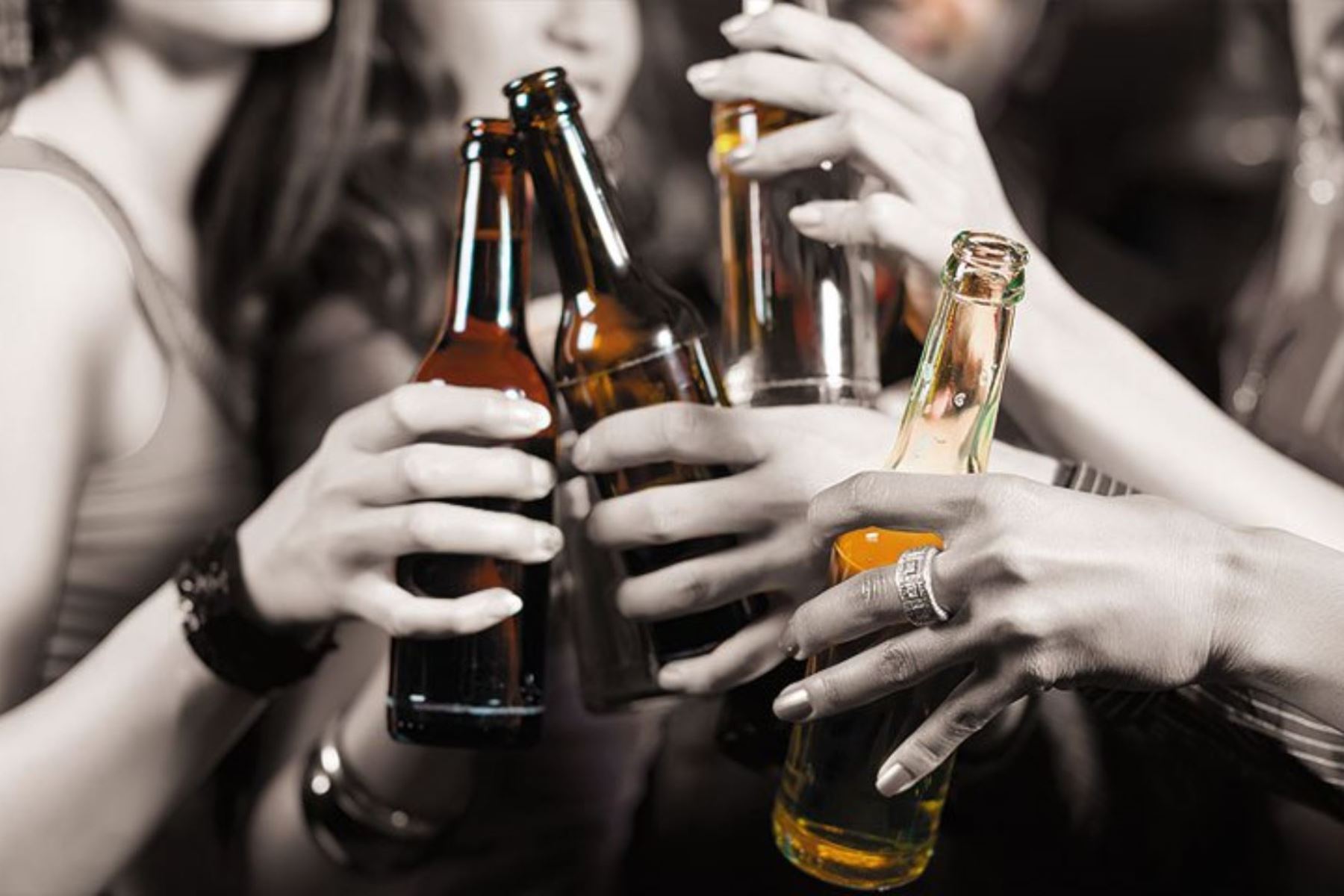 El aumento en la frecuencia de beber alcohol y cantidad también son señales de que una persona es víctima de alcoholismo. Foto: ANDINA/archivo.