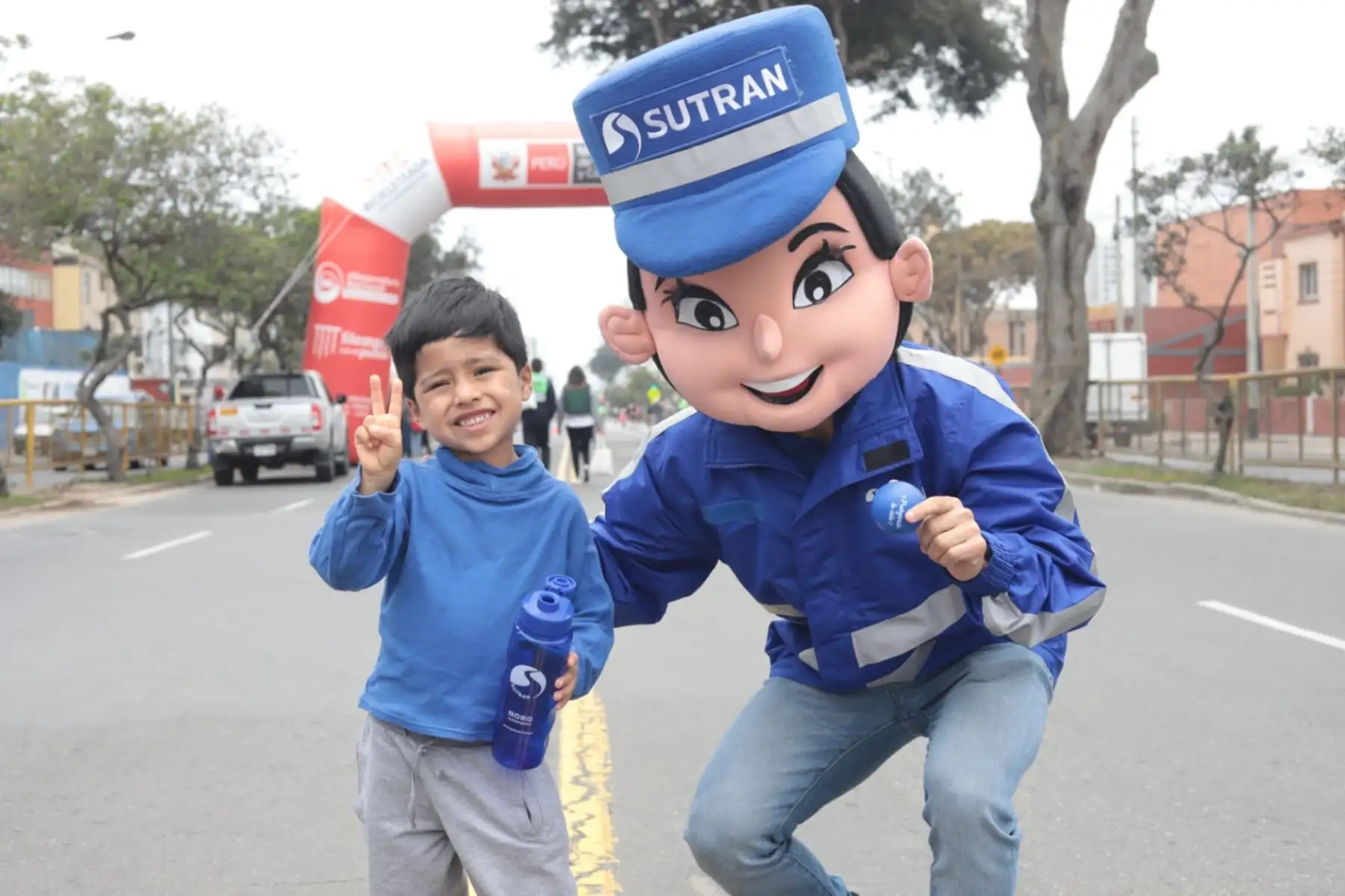 Decenas de ciudadanos conocieron sus derechos y obligaciones como usuarios del servicio de transporte interprovincial y la importancia del cumplimiento de las reglas de tránsito. Foto: Sutran Perú