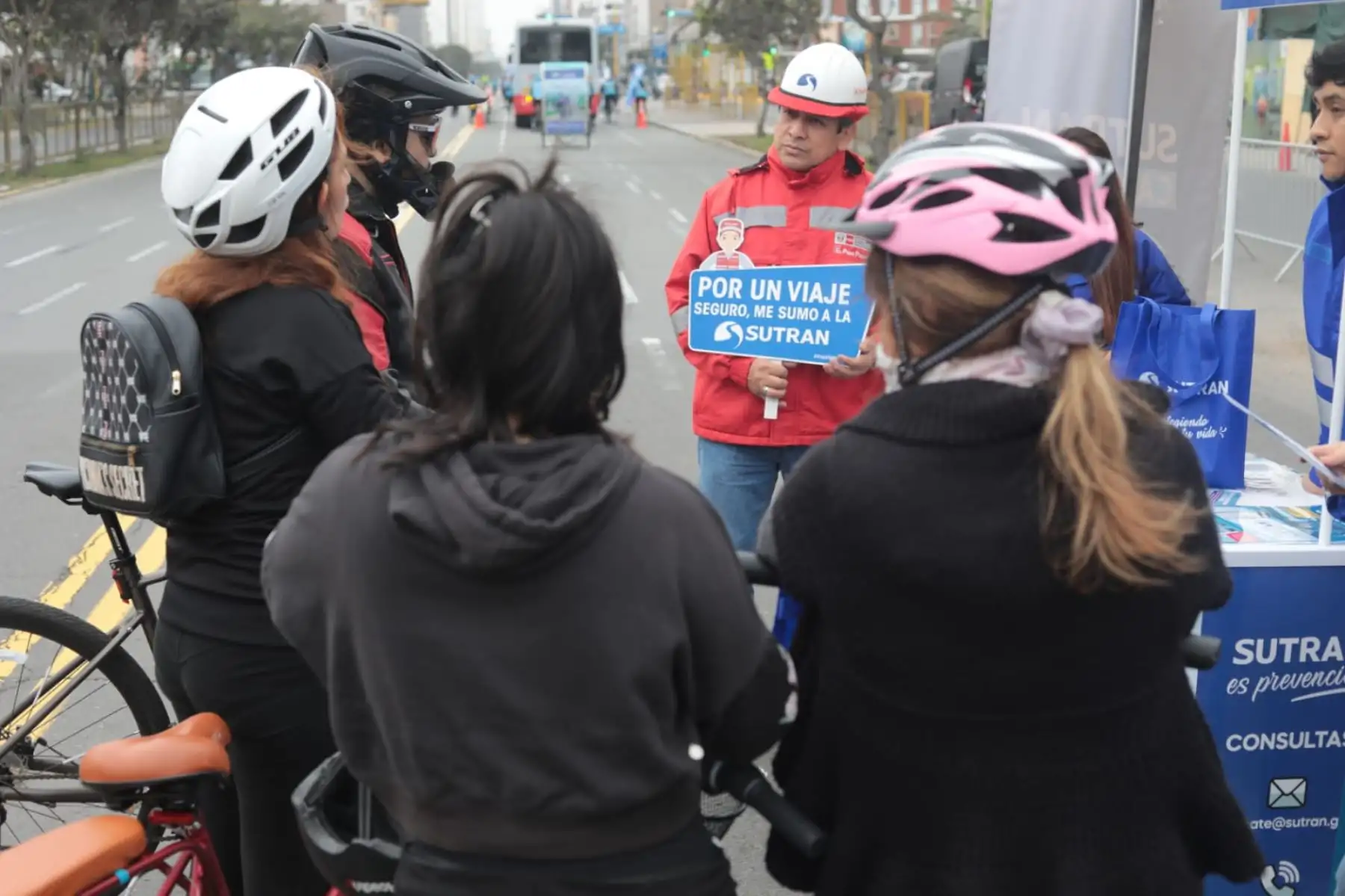 Con gran entusiasmo, decenas de ciudadanos participaron hoy en las diversas actividades lúdicas y educativas realizadas por la Sutran en el marco de las acciones impulsadas a nivel nacional por el Día Nacional de la Seguridad Vial. Foto: Sutran Perú