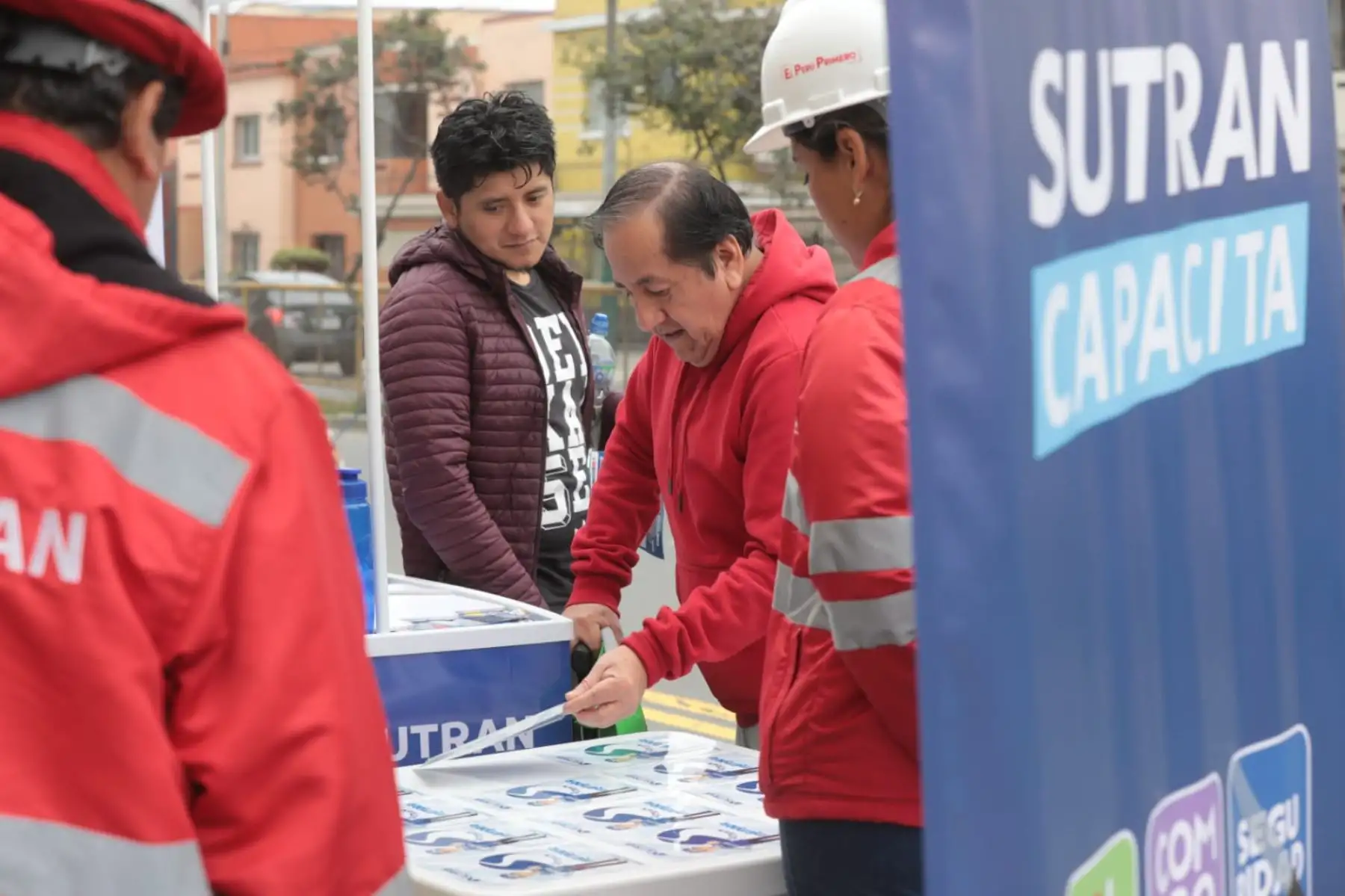 Decenas de ciudadanos conocieron sus derechos y obligaciones como usuarios del servicio de transporte interprovincial y la importancia del cumplimiento de las reglas de tránsito. Foto: Sutran Perú