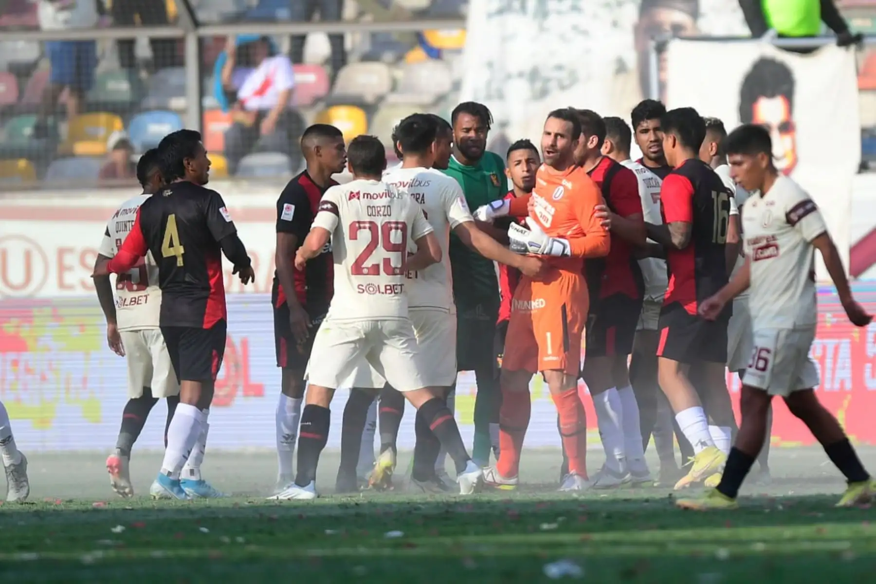 Universitario choca ante FBC Melgar en la jornada 16 del Torneo Clausura de la Liga 1, en el Estadio Monumental. Foto: Liga 1