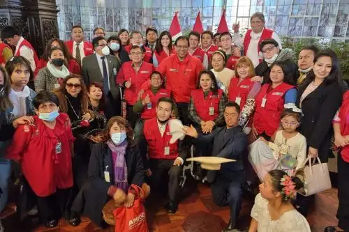 Ministro de Comercio Exterior y Turismo, Roberto Sánchez, realizó un reconocimiento al personal con discapacidad de su portafolio. Foto: Cortesía.