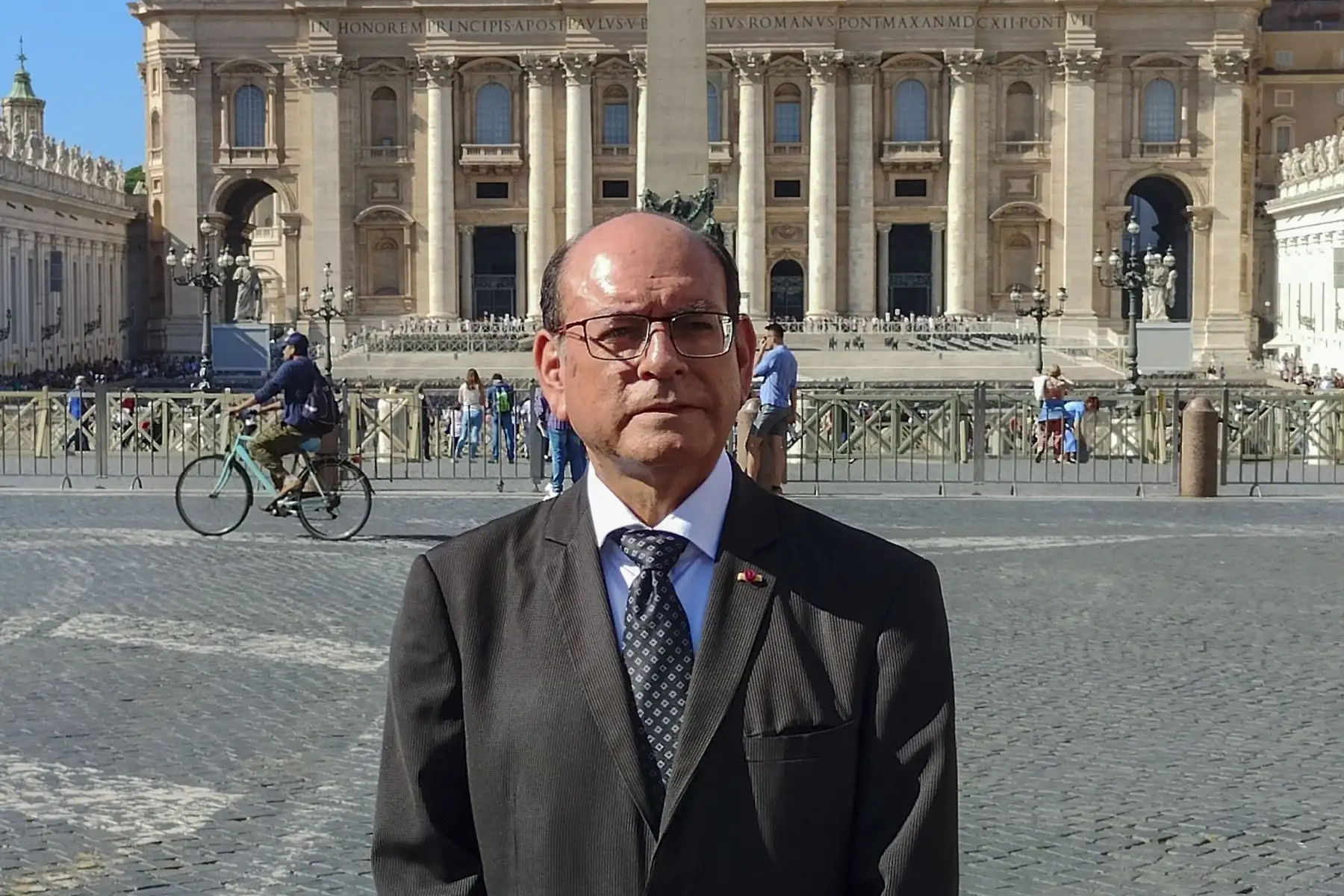 El canciller peruano, César Landa, este lunes en Ciudad del Vaticano con motivo de una audiencia privada con el papa Francisco, en la que el Sumo Potífice expresó su deseo de que se restauren "el diálogo y la concordia" en el Perú. Foto: EFE