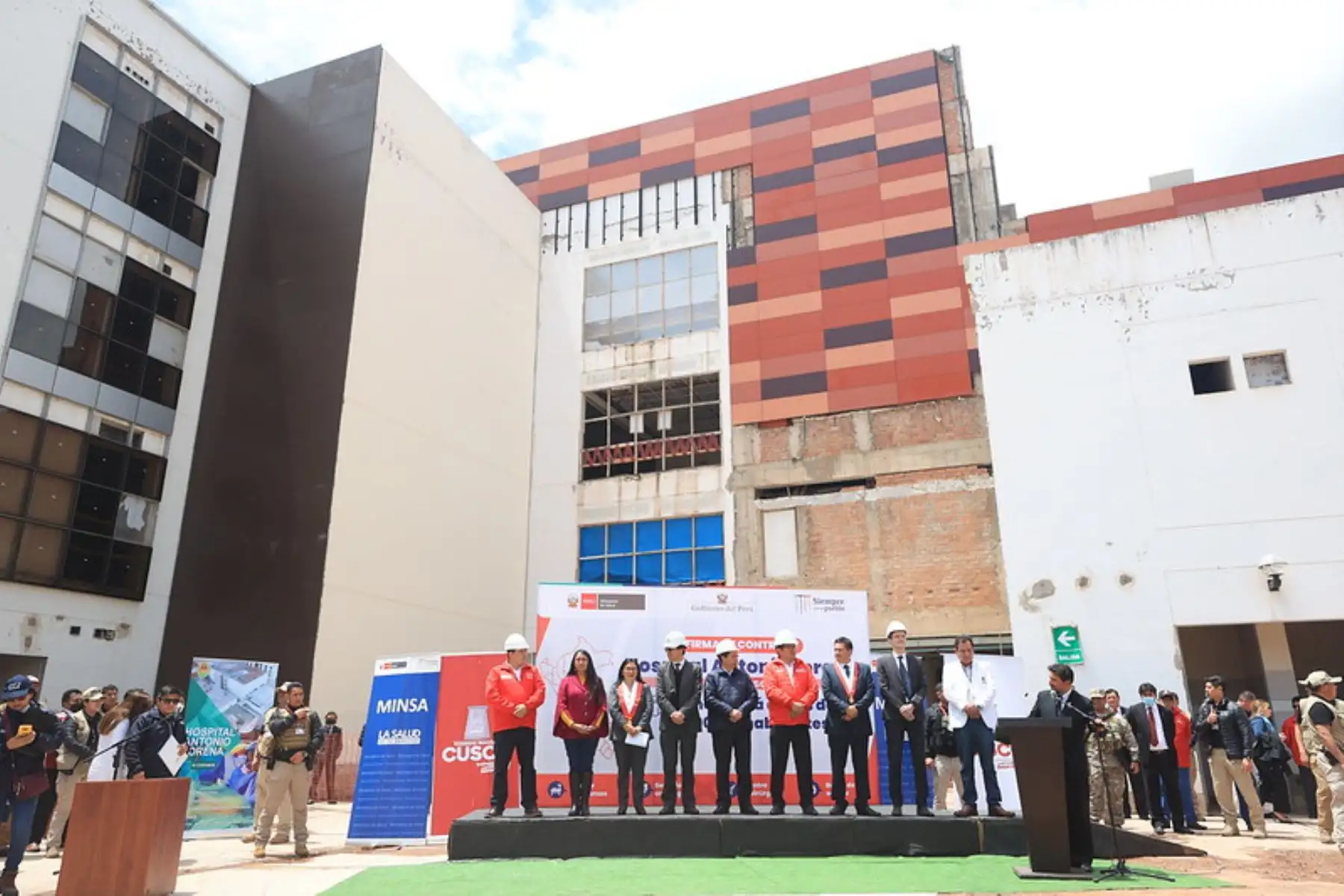 Presidente Pedro Castillo participa de la firma del contrato  e inicio de obra del hospital Antonio Lorena del Cusco. Foto: ANDINA/ Prensa Presidencia