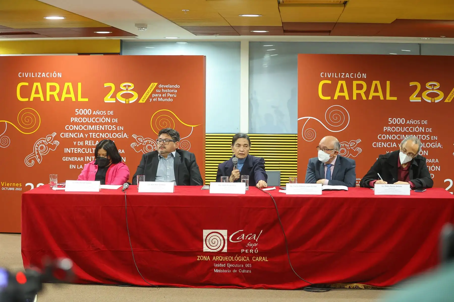 Precisó que las investigaciones iniciadas en 1994 en el Valle de Supe (provincia de Barranca, región Lima), se realizaron con una prospección arqueológica en la que se identificaron varios centros urbanos relacionados con la primera civilización de América, de los cuales actualmente doce están bajo investigación, y tres han sido habilitados y abiertos para recibir a los visitantes nacionales y extranjeros. 
Foto:ANDINA/Andrés Valle