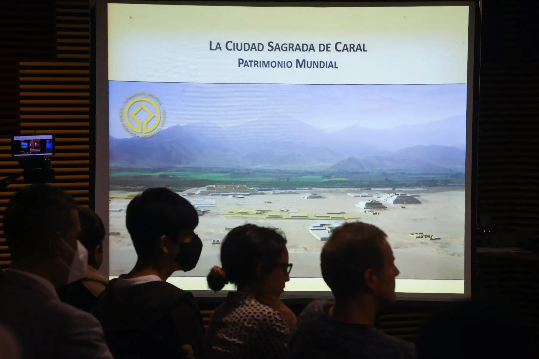 Precisó que las investigaciones iniciadas en 1994 en el Valle de Supe (provincia de Barranca, región Lima), se realizaron con una prospección arqueológica en la que se identificaron varios centros urbanos relacionados con la primera civilización de América, de los cuales actualmente doce están bajo investigación, y tres han sido habilitados y abiertos para recibir a los visitantes nacionales y extranjeros. 
Foto:ANDINA/Andrés Valle
