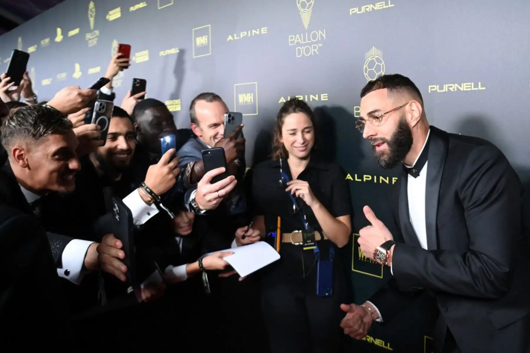 El delantero francés del Real Madrid, Karim Benzema, posa con los aficionados a su llegada para asistir a la ceremonia de entrega del Balón de Oro 2022 de France Football en el Theatre du Chatelet de París. Foto: AFP