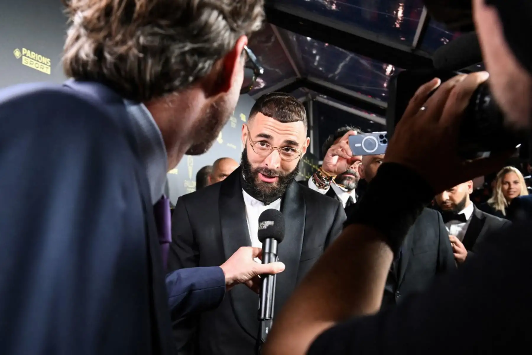 El delantero francés del Real Madrid, Karim Benzema, posa con los aficionados a su llegada para asistir a la ceremonia de entrega del Balón de Oro 2022 de France Football en el Theatre du Chatelet de París. Foto: AFP
