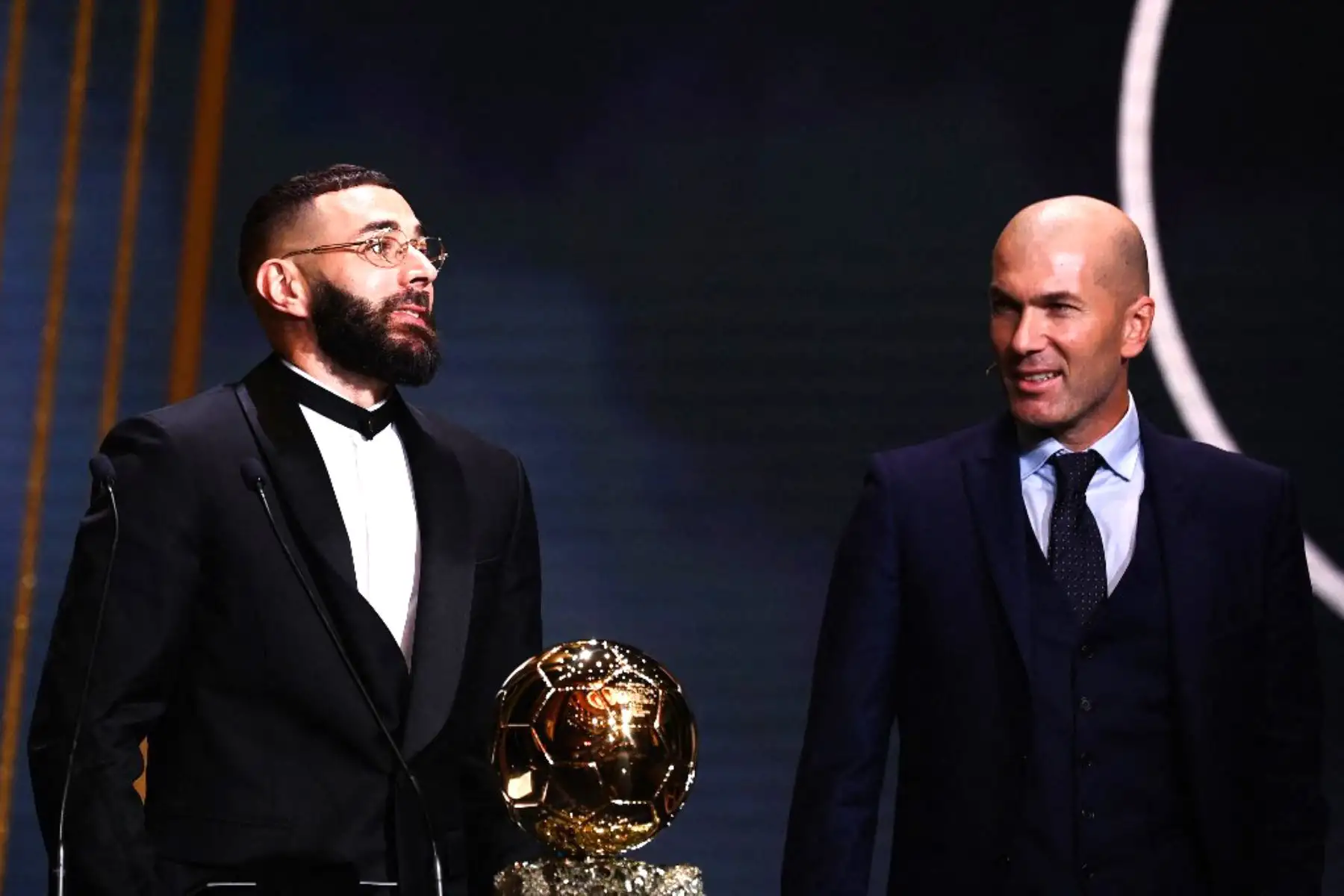 El delantero francés del Real Madrid, Karim Benzema, recibe el Balón de Oro de manos del ex delantero francés Zinedine Zidane durante la ceremonia de entrega del Balón de Oro 2022. Foto: AFP
