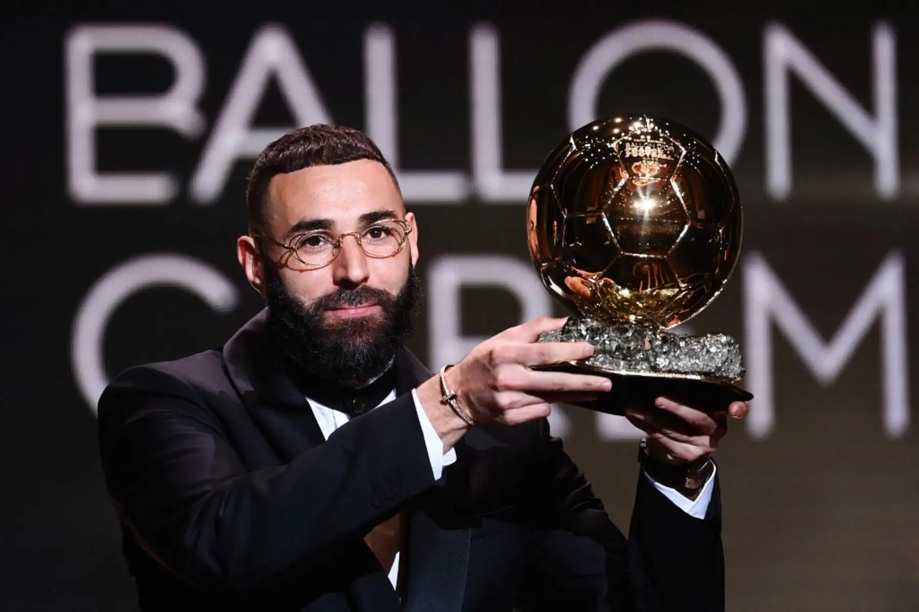 El delantero francés del Real Madrid, Karim Benzema, recibe el Balón de Oro de manos del ex delantero francés Zinedine Zidane durante la ceremonia de entrega del Balón de Oro 2022. Foto: AFP