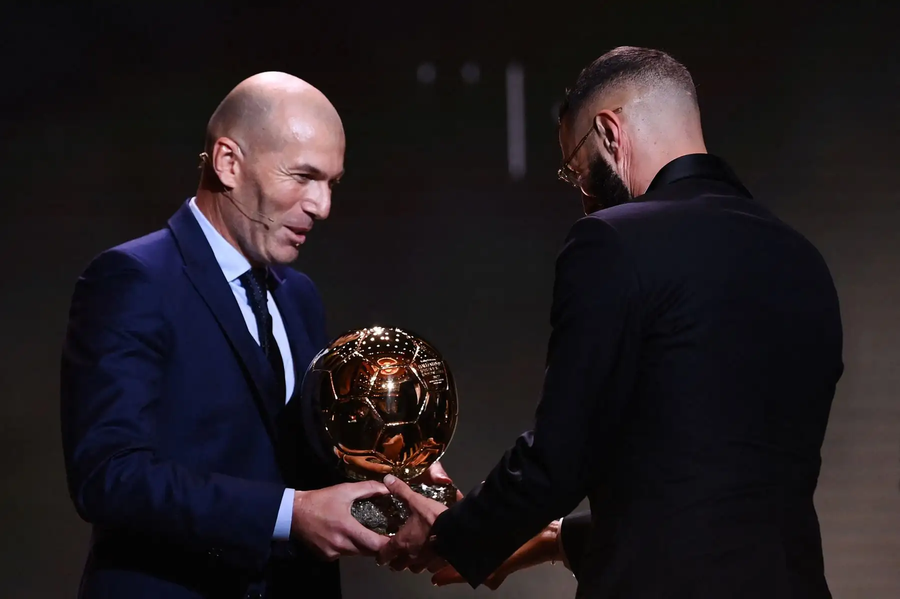 El delantero francés del Real Madrid, Karim Benzema, recibe el premio Ballon d