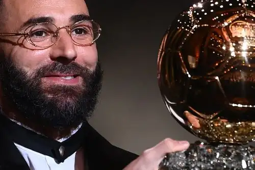 El delantero francés del Real Madrid, Karim Benzema, recibe el Balón de Oro de manos durante la ceremonia de entrega que se desarrolla en París. Foto: AFP