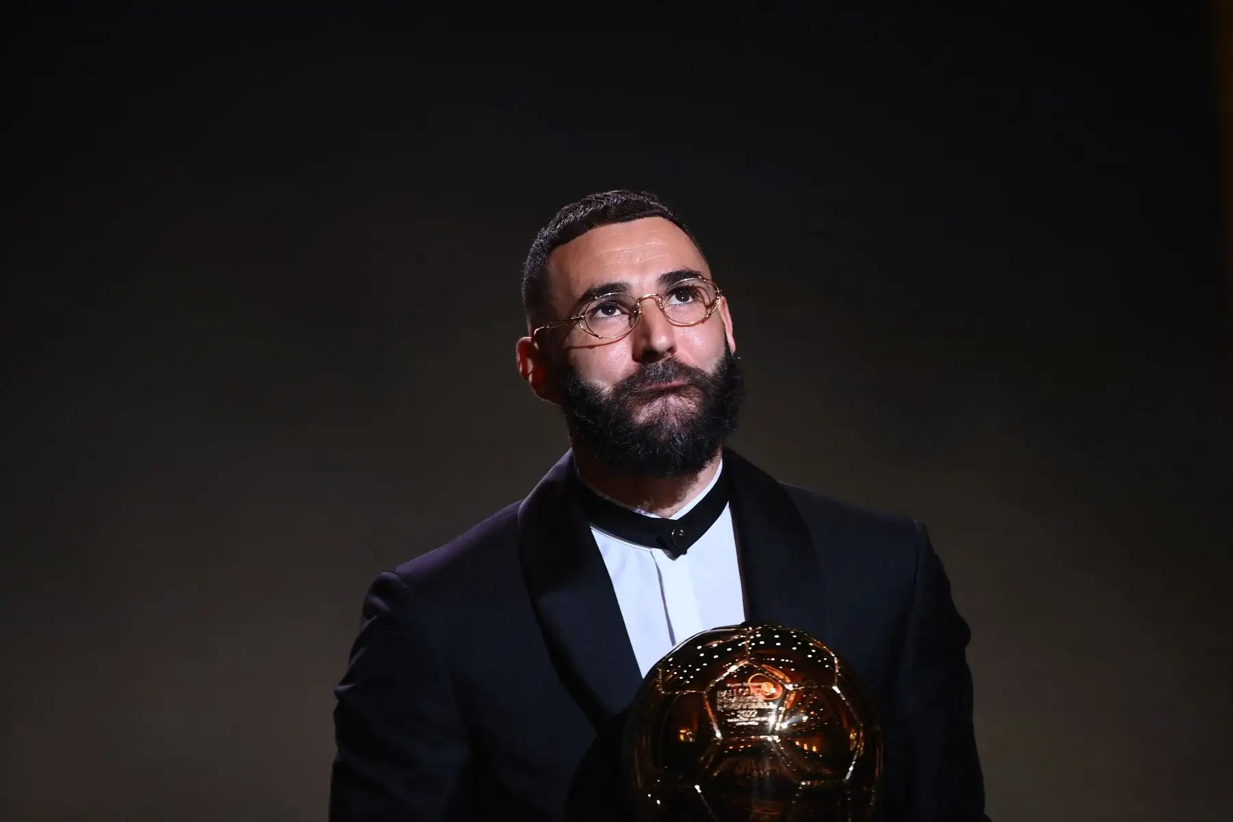 El delantero francés del Real Madrid, Karim Benzema, recibe el Balón de Oro de manos durante la ceremonia de entrega que se desarrolla en París. Foto: AFP