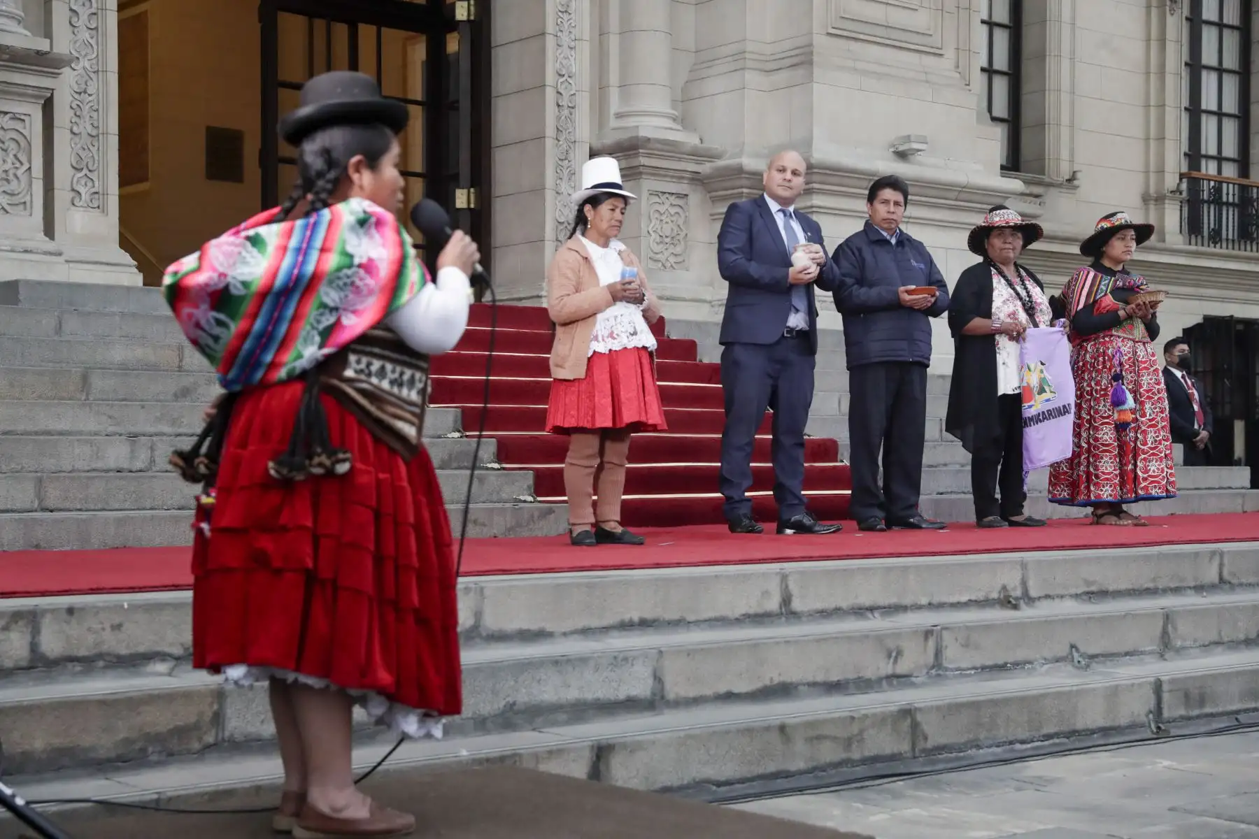 El presidente de la República, Pedro Castillo, sostiene reunión con mujeres líderes y representantes del ámbito rural, agrario y productivo, en el Patio de Honor de Palacio de Gobierno. Foto: ANDINA/Prensa Presidencia