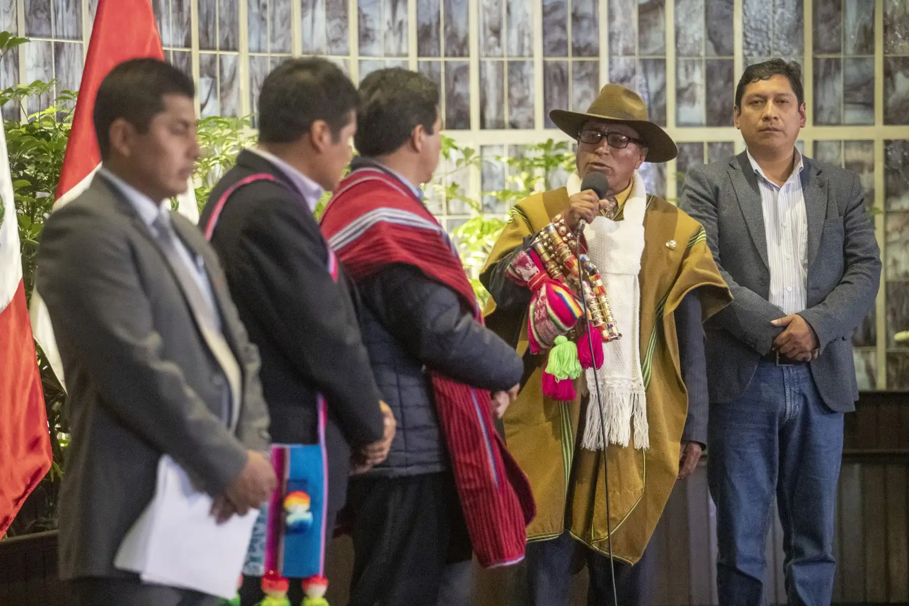 El presidente de la República, Pedro Castillo, se reunió con tenientes gobernadores y representantes de la provincia de Huancané, Puno, en Palacio de Gobierno. Foto: ANDINA/Prensa Presidencia