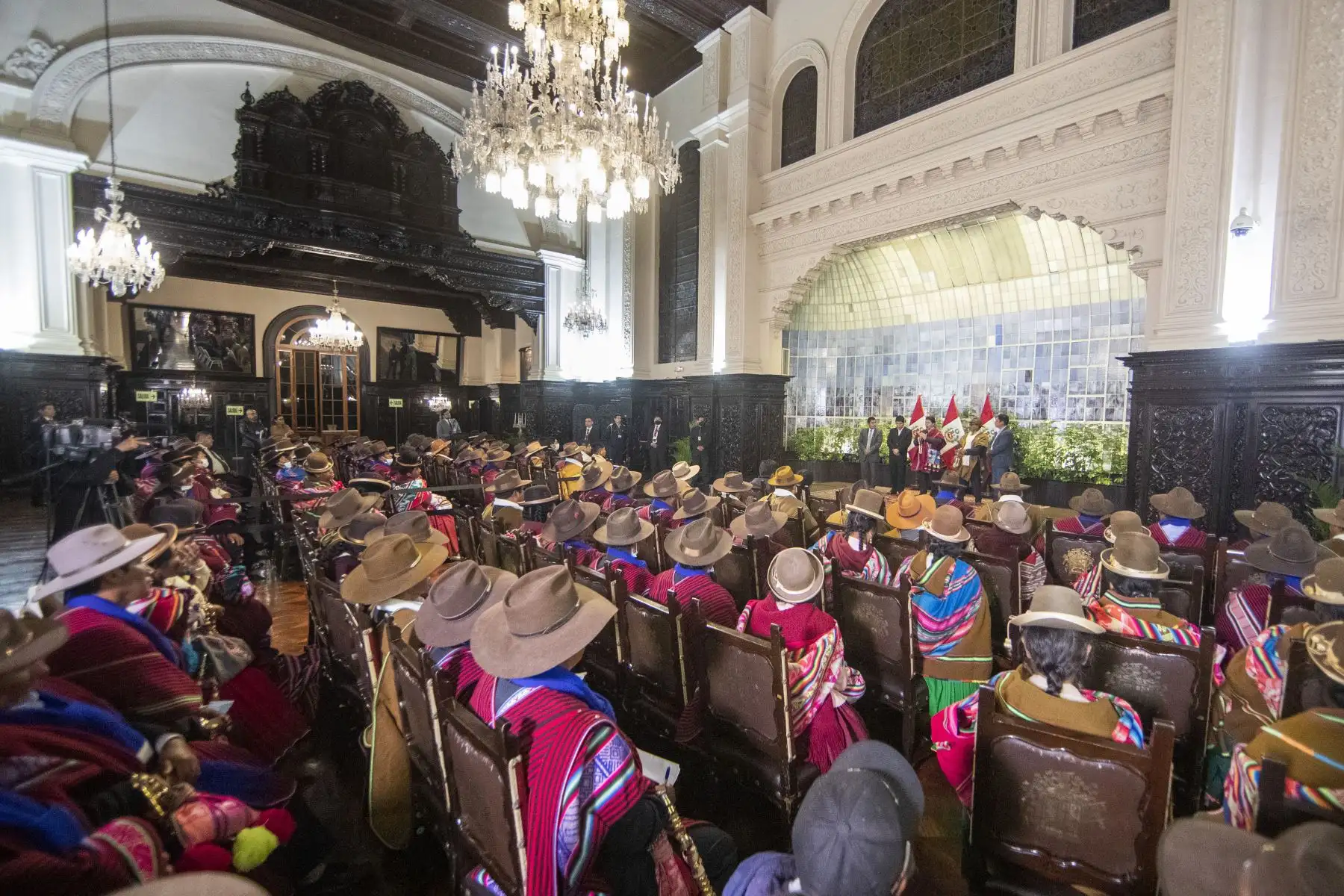 El presidente de la República, Pedro Castillo, se reunió con tenientes gobernadores y representantes de la provincia de Huancané, Puno, en Palacio de Gobierno. Foto: ANDINA/Prensa Presidencia