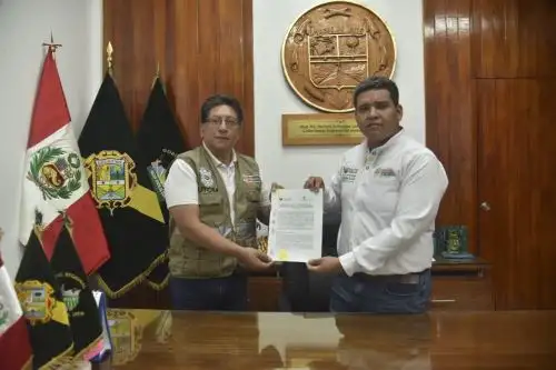El superintendente de la Superintendencia Nacional de Control de Servicios de Seguridad, Armas, Municiones y Explosivos de Uso Civil (Sucamec), Alberto Balladares Ramírez y el gobernador regional de Madre de Dios, Herlens Gonzales Enoki, firman convenio. ANDINA/ Sucamec