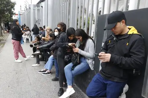 Jóvenes hacen cola para ingresar al Estadio Nacional, donde se presentará el artista Daddy Yankee. Foto: ANDINA/Vidal Tarqui.