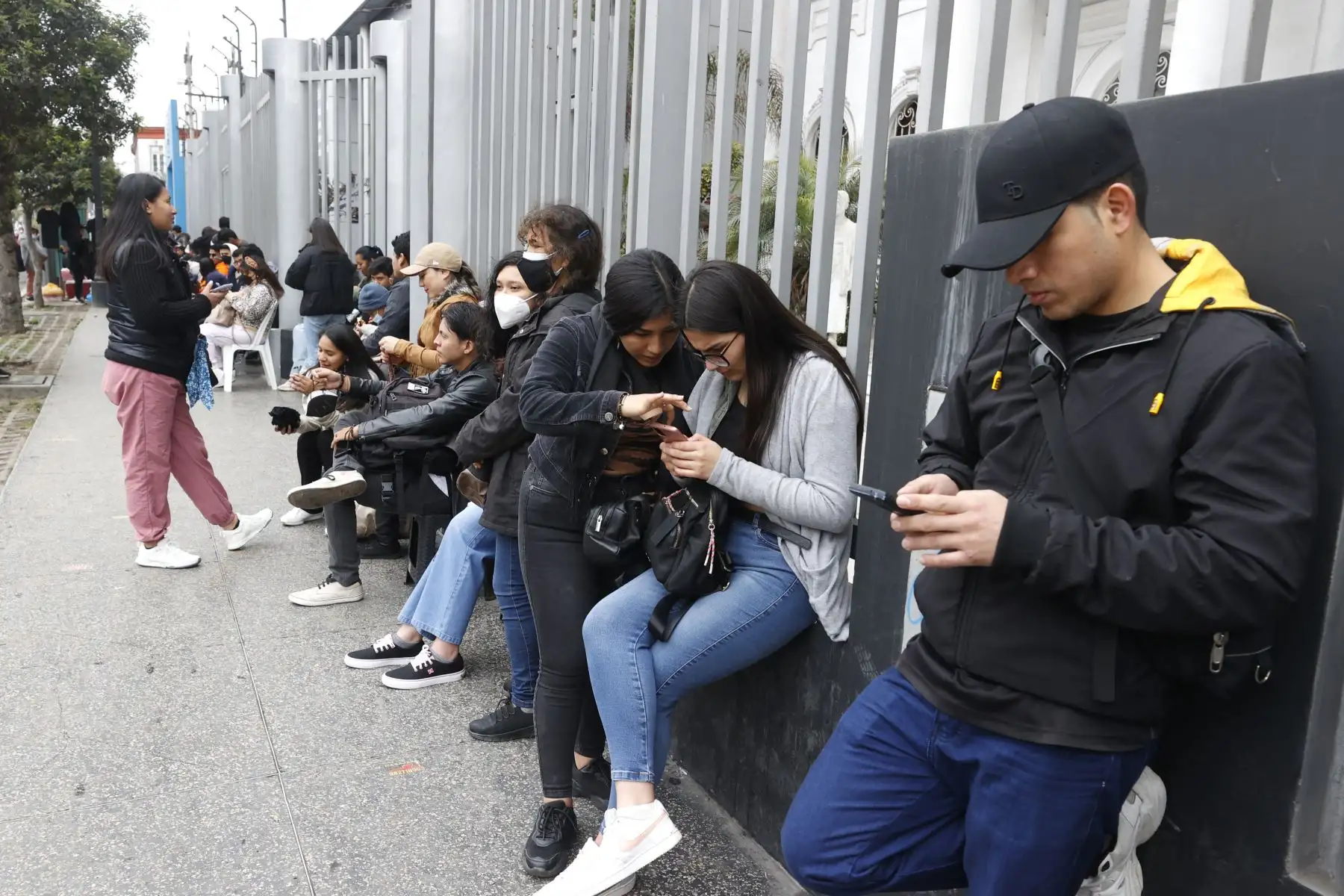 Jóvenes hacen cola para ingresar al Estadio Nacional, donde se presentará el artista Daddy Yankee. Foto: ANDINA/Vidal Tarqui.
