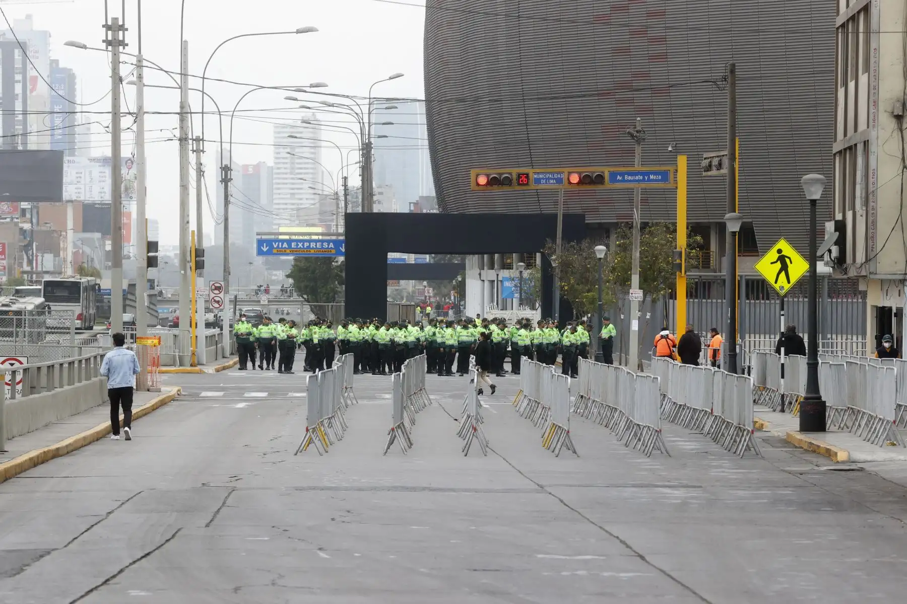 Cientos de fanáticos del artista Daddy Yankee en Lima, hacen colas alrededores del Estadio Nacional para alcanzar los primeros lugares.Foto: ANDINA/Vidal Tarqui