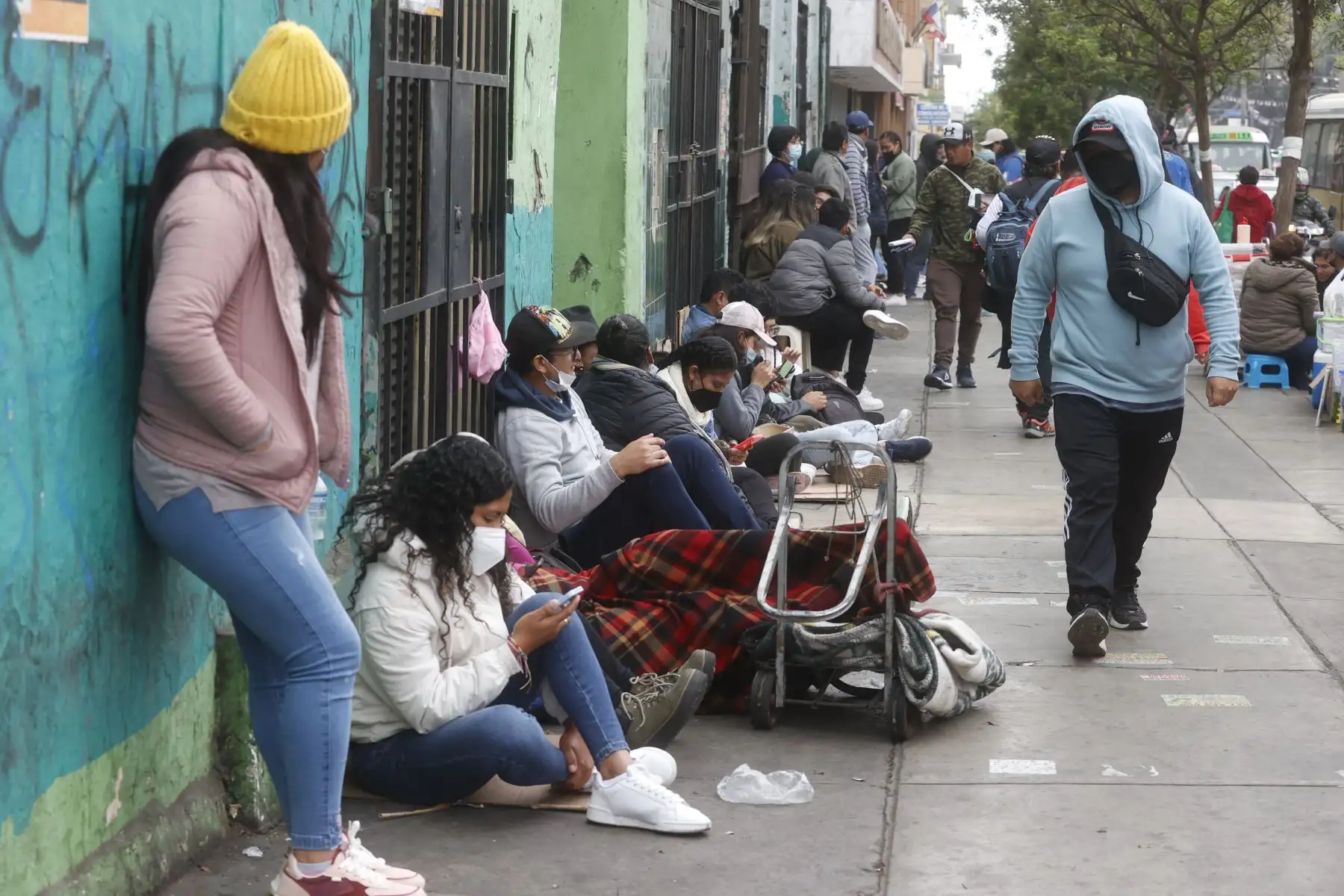 Cientos de fanáticos del artista Daddy Yankee en Lima, hacen colas alrededores del Estadio Nacional para alcanzar los primeros lugares.Foto: ANDINA/Vidal Tarqui