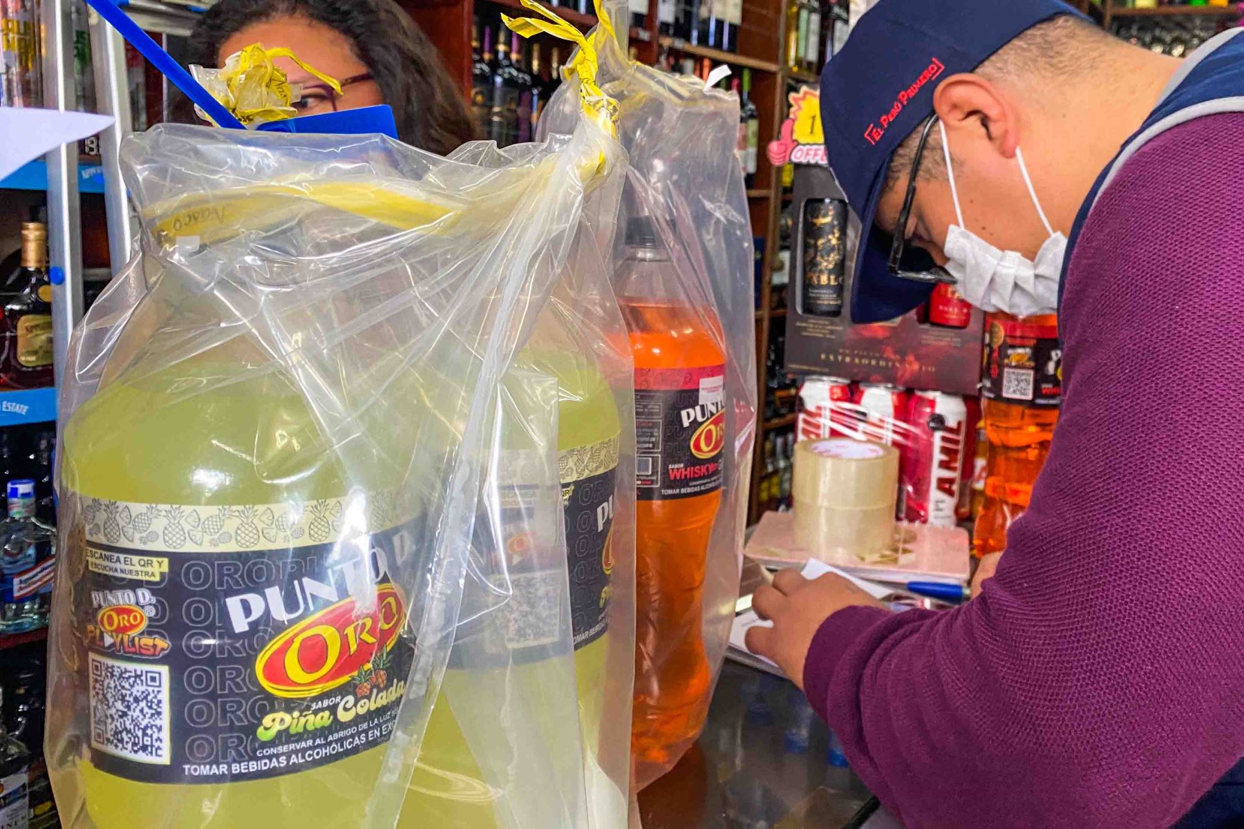 Indecopi brindó pautas para que los consumidores puedan identificar las bebidas alcohólicas adulteradas y eviten su compra. Foto: ANDINA/Difusión
