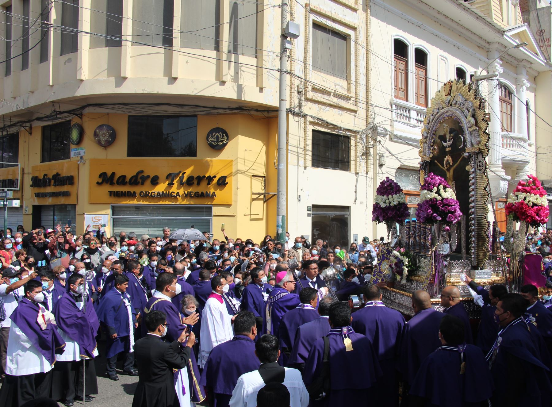 Así se vive la procesión del Señor de los Milagros en las calles de Piura. Foto: Cortesía: César Sánchez