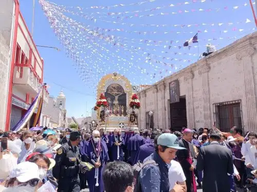 Un gran número de fieles acompañan procesión del Señor de los Milagros en la ciudad de Arequipa que se celebra después de 3 años de suspensión debido a la pandemia de covid-19. Foto: Rocío Méndez
