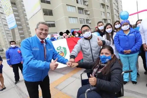 El presidente ejecutivo de EsSalud, Dr. Gino Dávila Herrera dio de alta a la última paciente Nilda Chamilco recuperada del covid-19 de la Villa Panamericana. Foto: ANDINA/Difusión