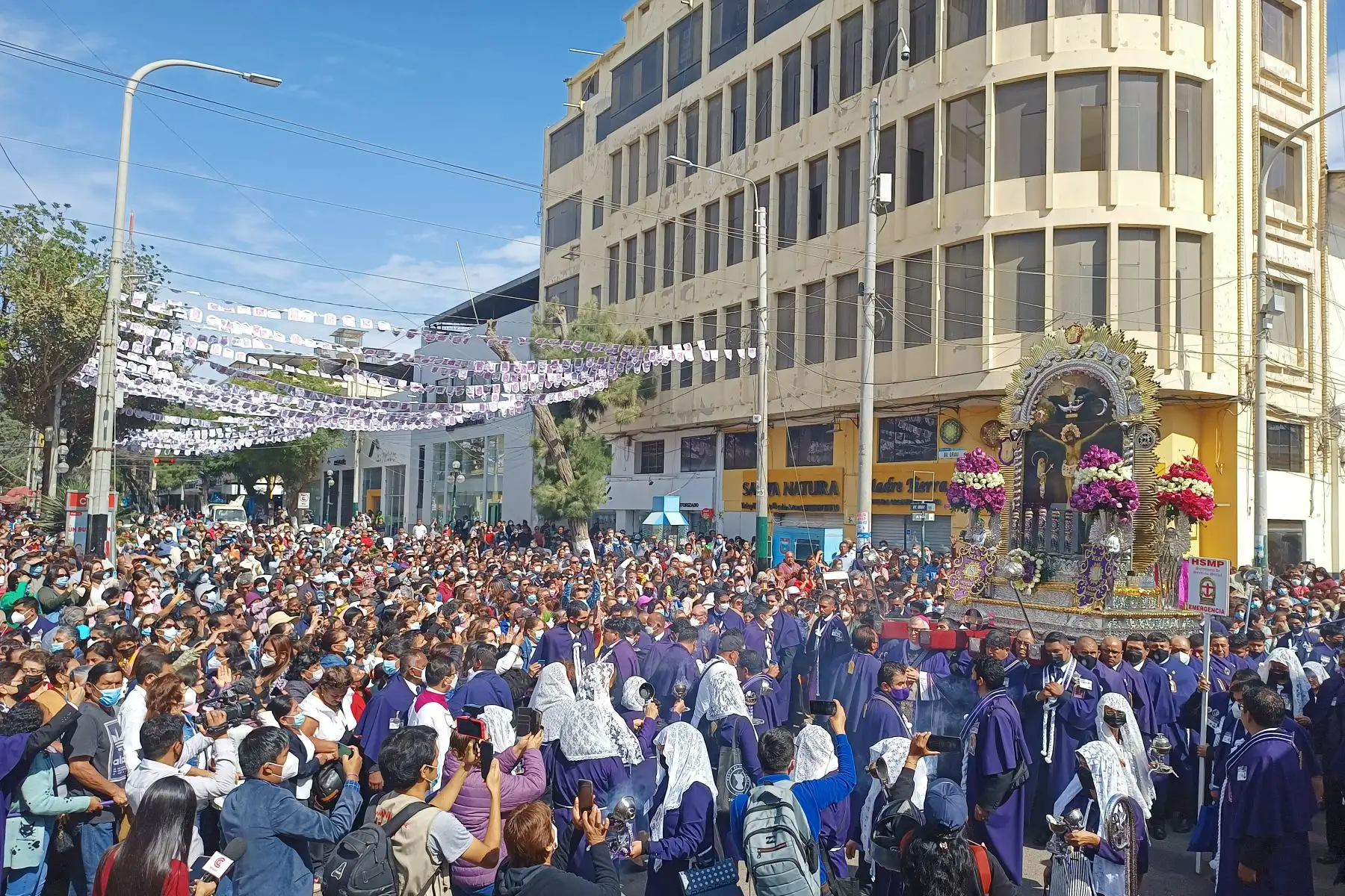 Imagen del Señor de los Milagros recorrió las principales calles de Piura en su segundo recorrido.  Foto: Cortesía César Sánchez