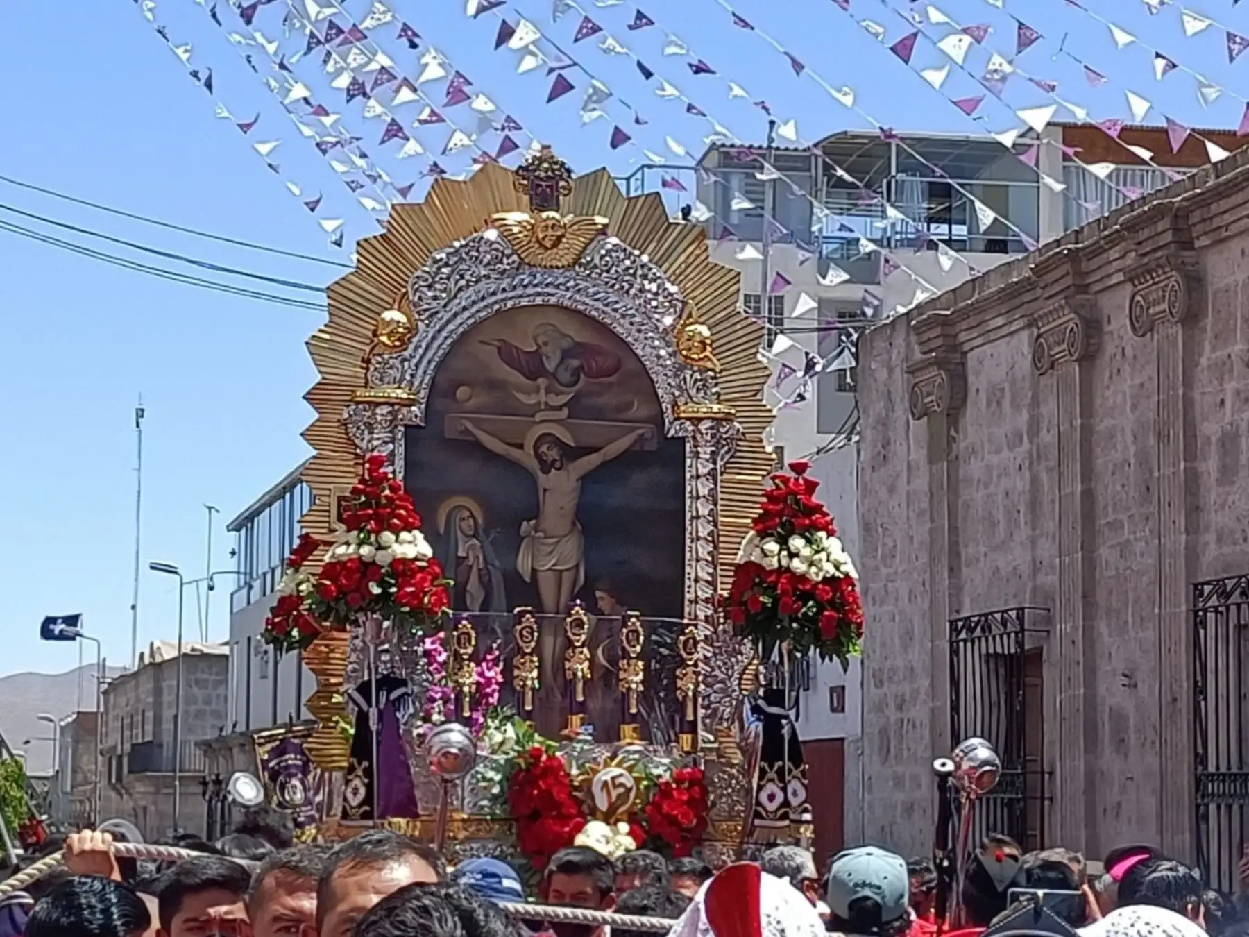 Imagen del Señor de los Milagros recorrió las prinicipales calles de Arequipa. Foto: Rocío Méndez