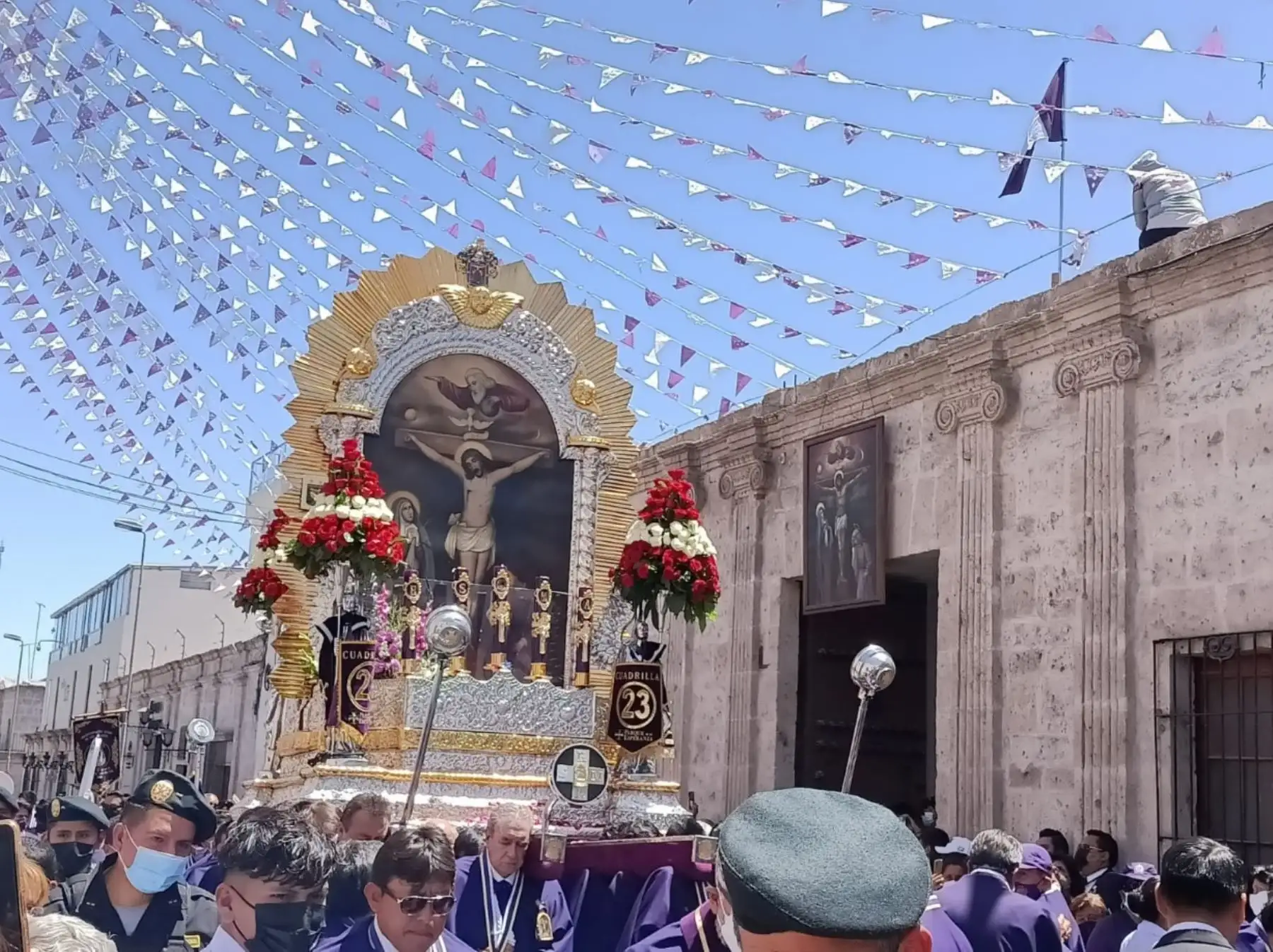 Imagen del Señor de los Milagros recorrió las prinicipales calles de Arequipa. Foto: Cortesía Rocío Méndez