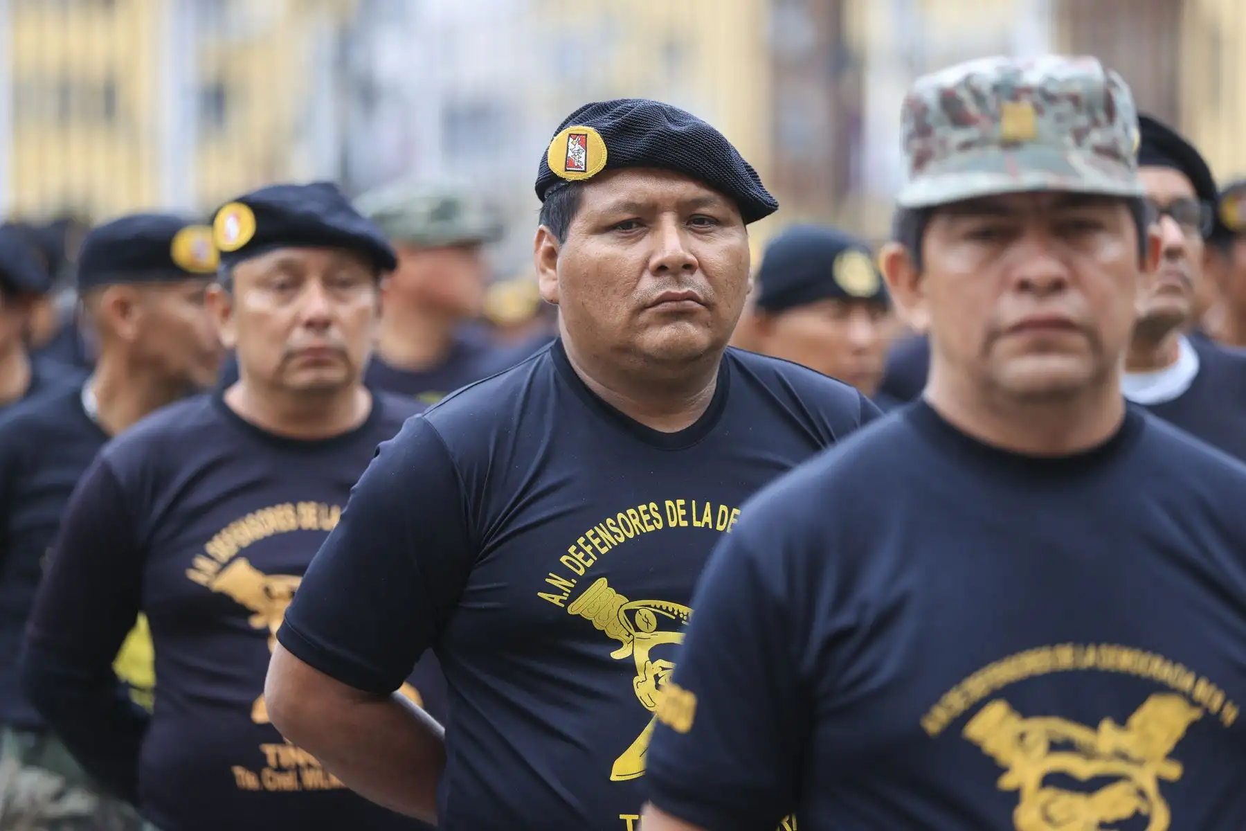 El presidente de la República, Pedro Castillo, se reúne con licenciados de las Fuerzas Armadas, en el Patio de Honor de Palacio de Gobierno. Foto: ANDINA/Prensa Presidencia