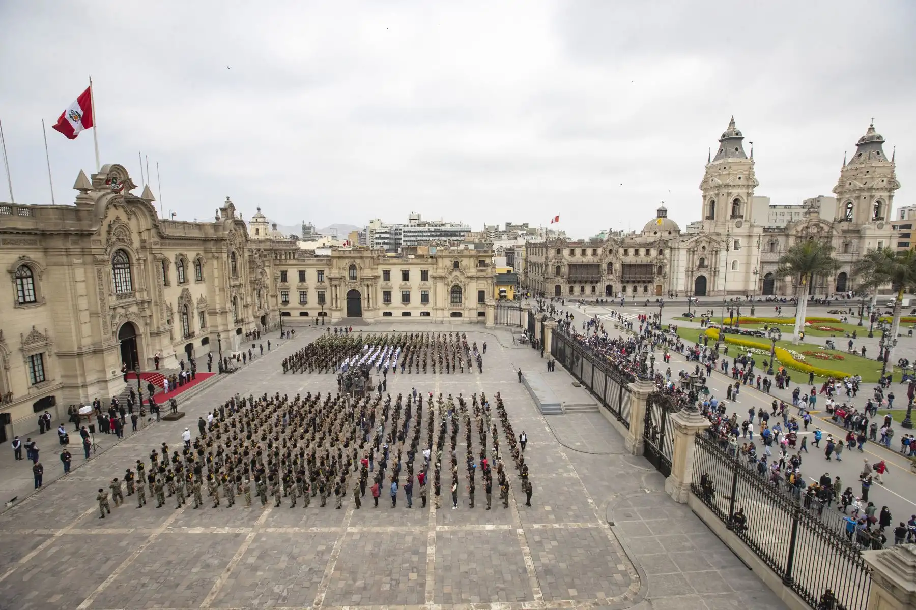 El presidente de la República, Pedro Castillo, se reúne con licenciados de las Fuerzas Armadas, en el Patio de Honor de Palacio de Gobierno. Foto: ANDINA/Prensa Presidencia